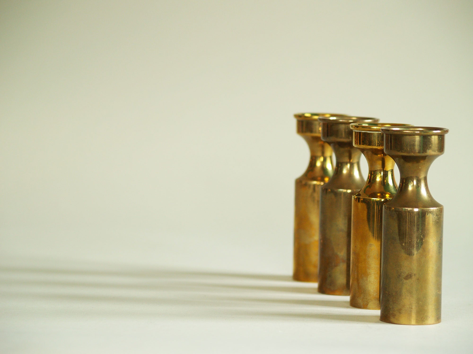 Série de quatre flambeaux modernistes par Boyes Metalkunst, Danemark (vers 1950)..Set of 4 modernist Candle holders by Boyes Metalkunst, Denmark (circa 1950)