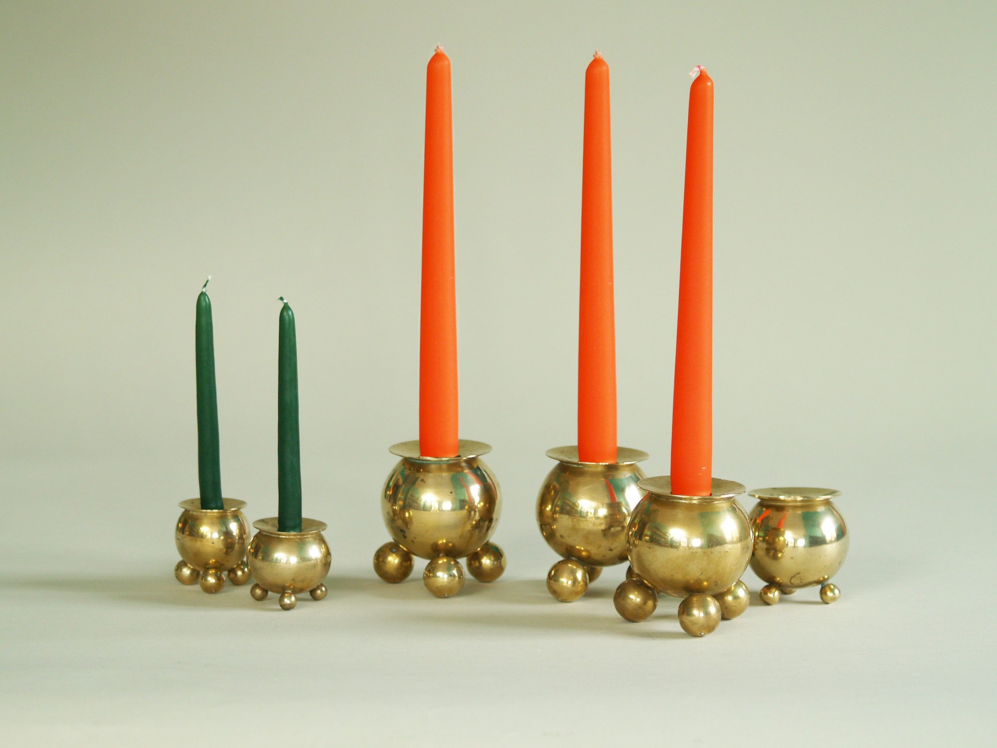 Suite de six bougeoirs par Gusum Bruk, Suède (vers 1900)..Set of six candle holders by Gusum Bruk, Sweden (circa 1900)