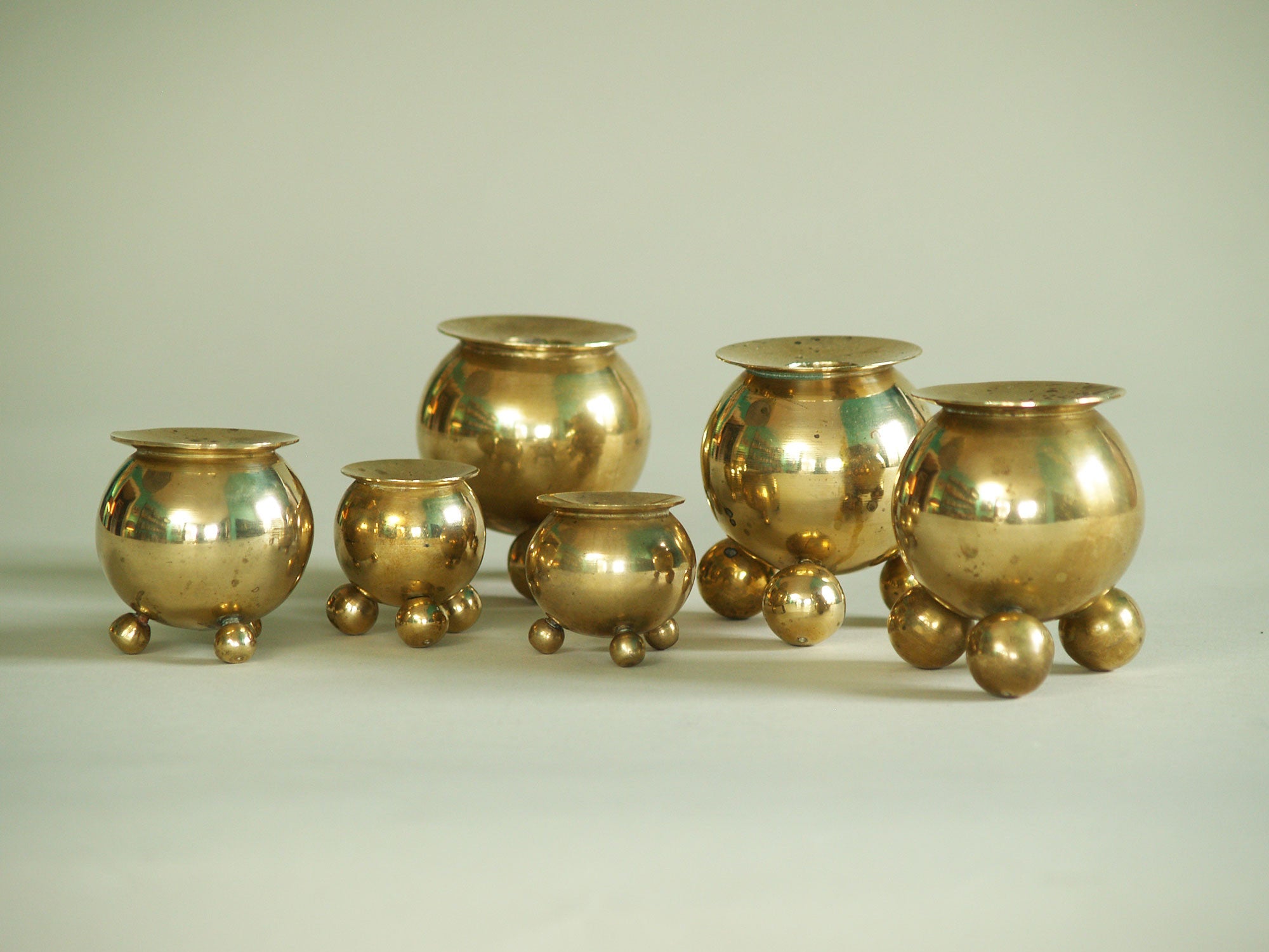 Suite de six bougeoirs par Gusum Bruk, Suède (vers 1900)..Set of six candle holders by Gusum Bruk, Sweden (circa 1900)