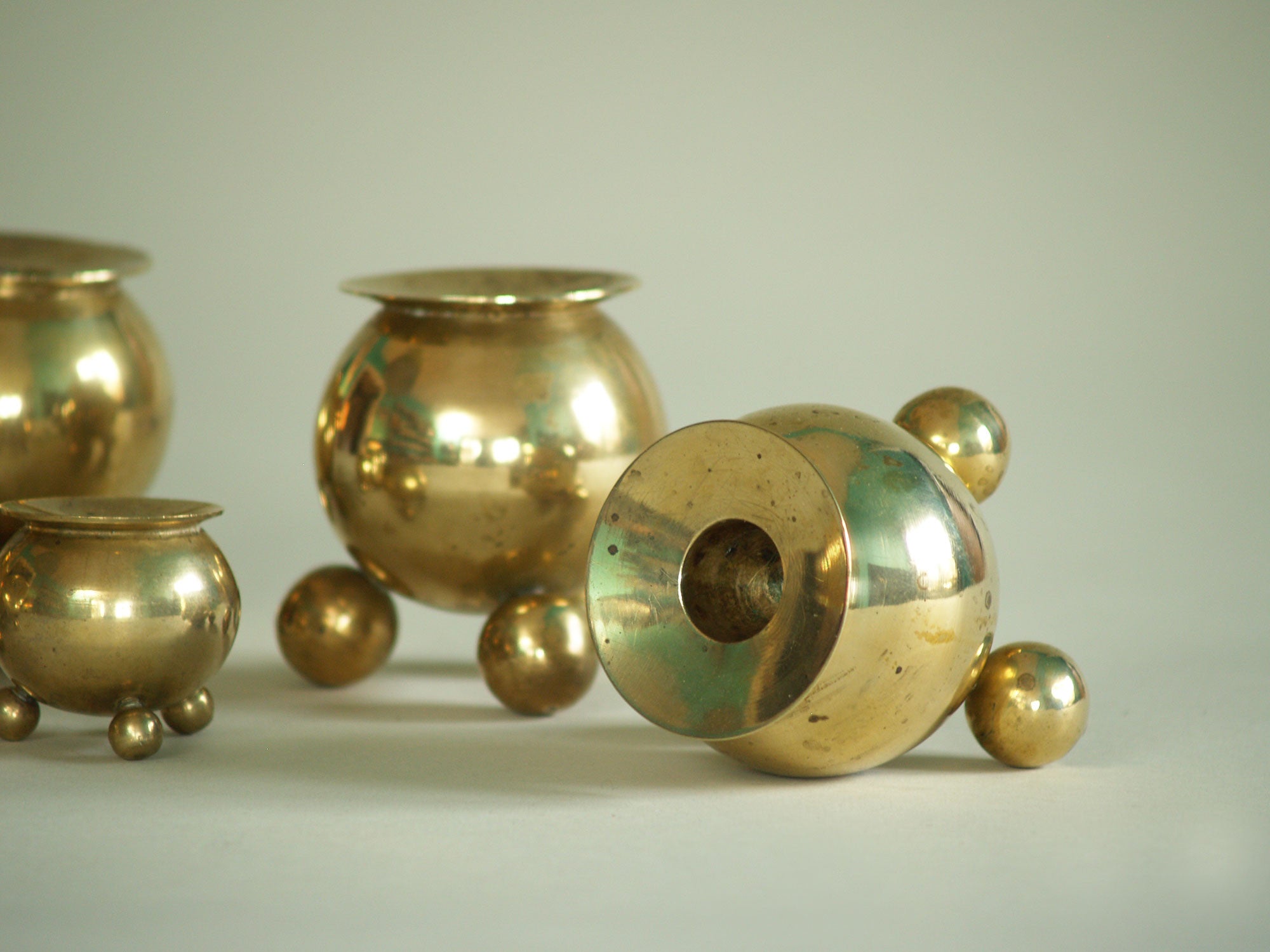 Suite de six bougeoirs par Gusum Bruk, Suède (vers 1900)..Set of six candle holders by Gusum Bruk, Sweden (circa 1900)