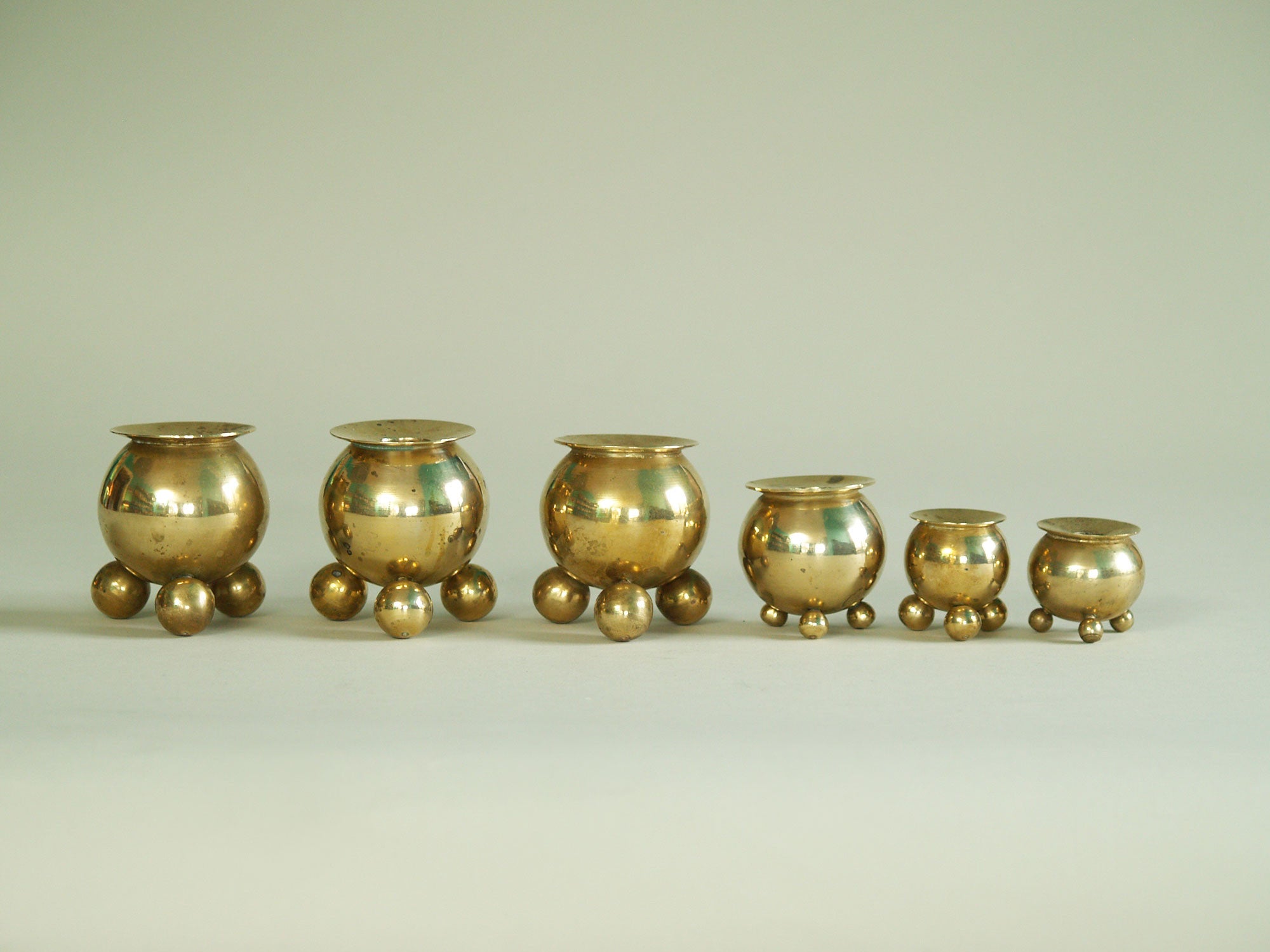 Suite de six bougeoirs par Gusum Bruk, Suède (vers 1900)..Set of six candle holders by Gusum Bruk, Sweden (circa 1900)