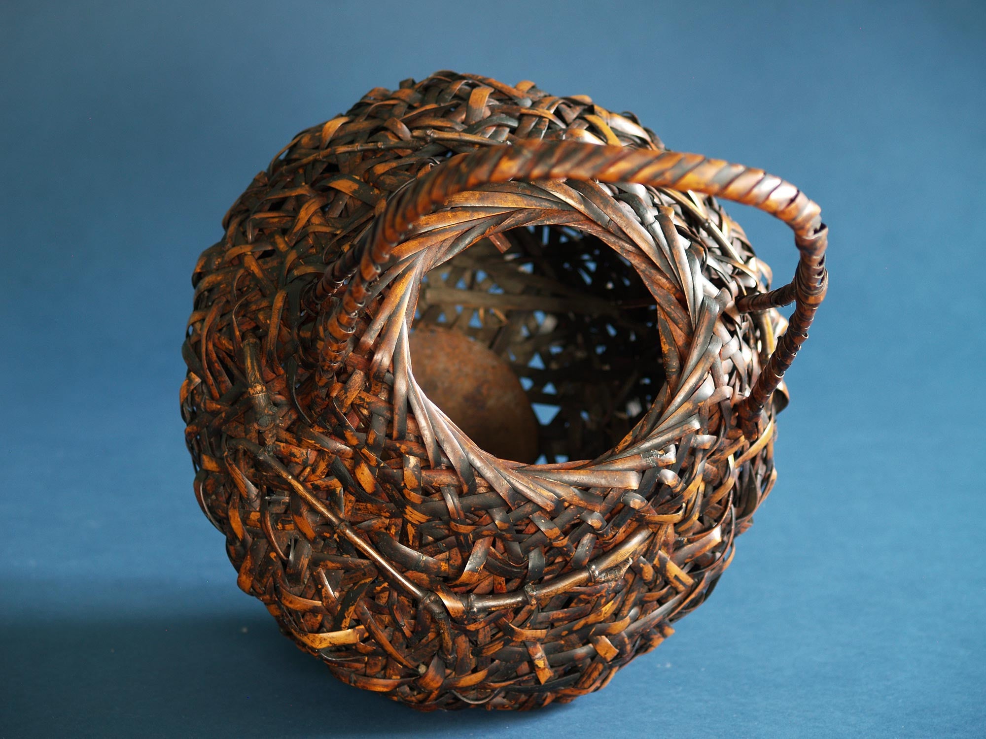 Vase / Panier hanakago à anse pour l'ikebana, Japon (début du XXe siècle)..Hanakago Ikebana Flower vase with handle, Japan (Early XXth century)