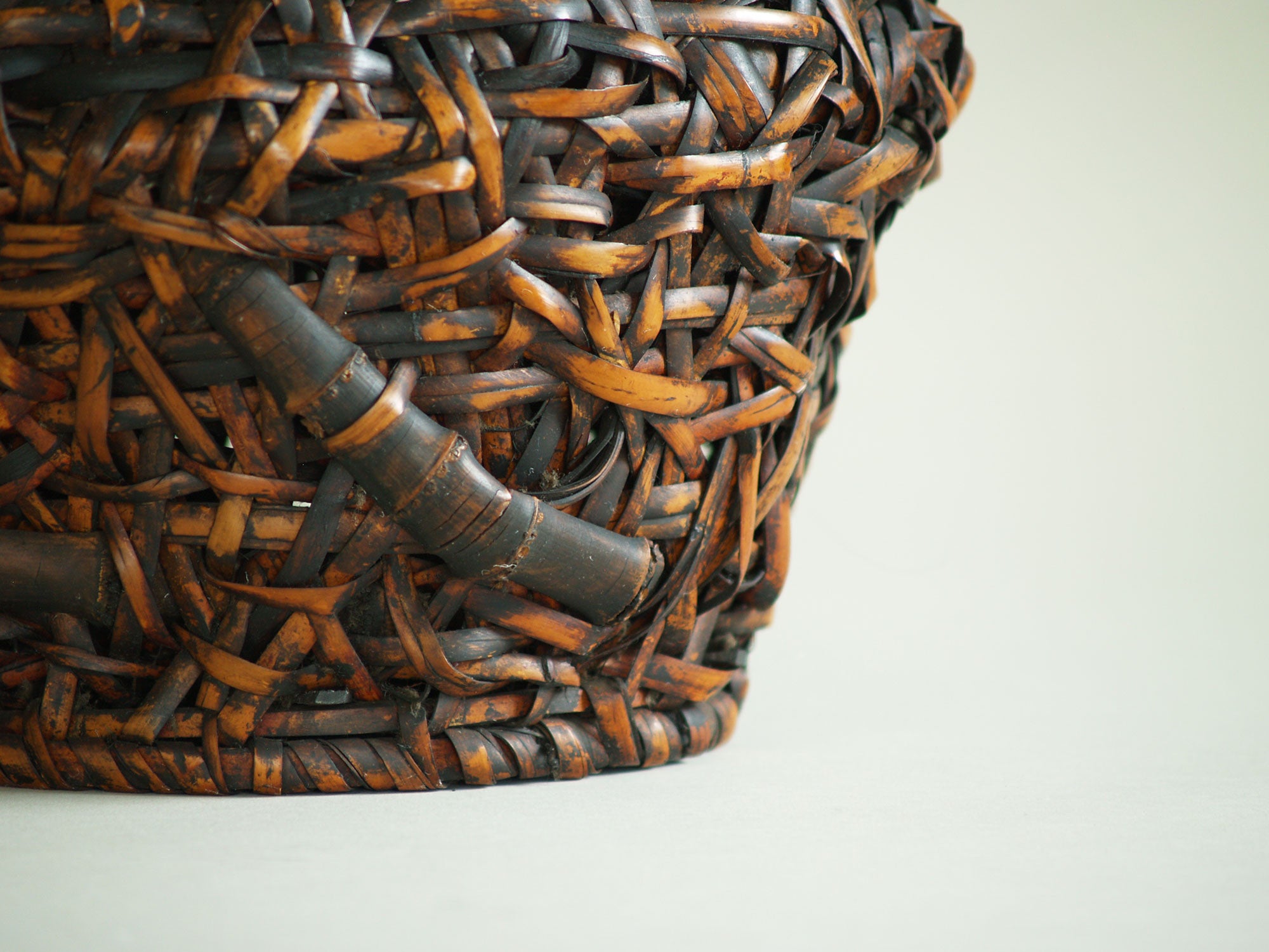 Vase / Panier hanakago à anse pour l'ikebana, Japon (début du XXe siècle)..Hanakago Ikebana Flower vase with handle, Japan (Early XXth century)