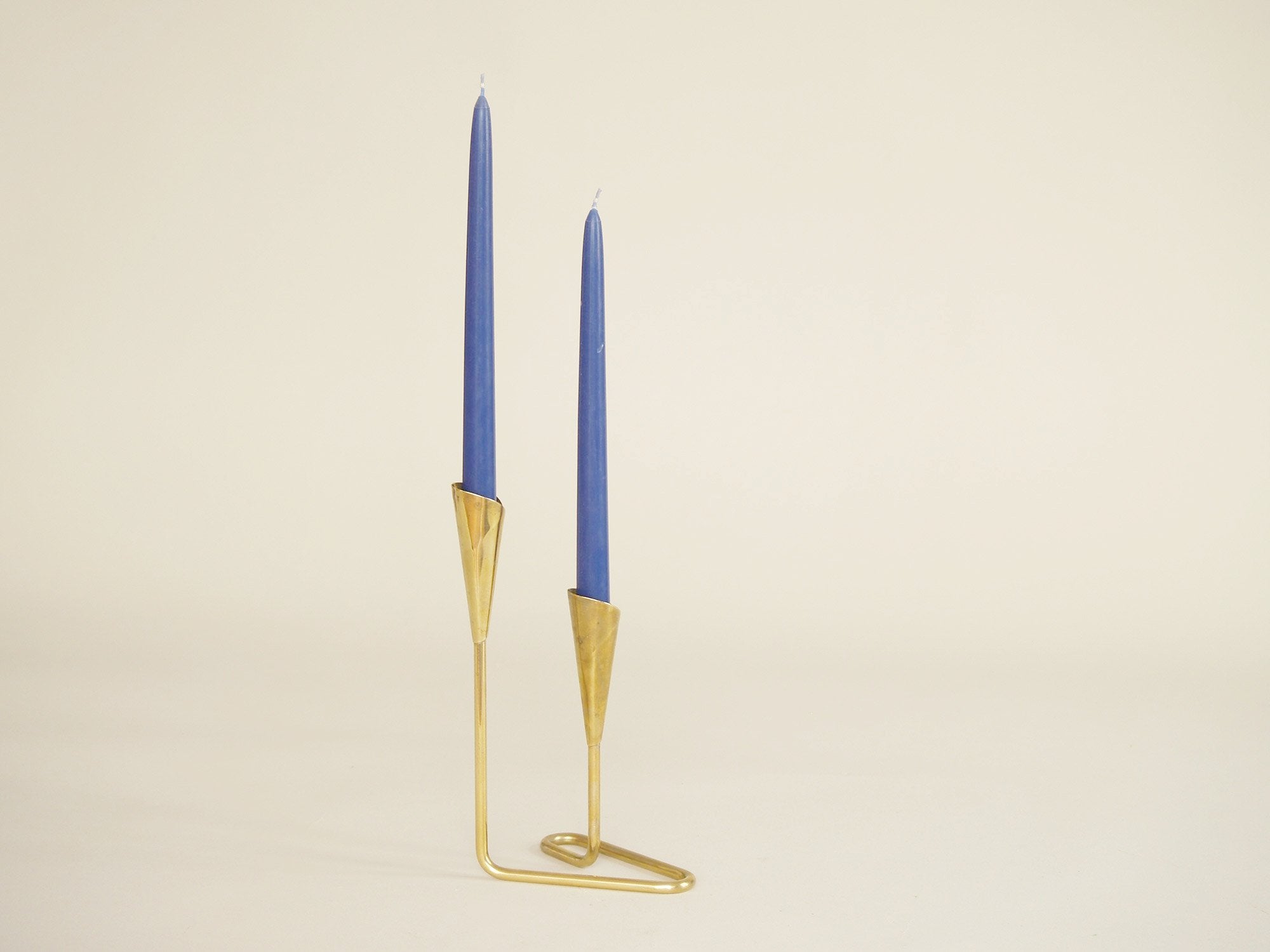 Chandelier en laiton, entourage d'Hans Jensen, Danemark (vers 1950)..Brass Candle holder in the style of Hans Jensen, Denmark (circa 1950)