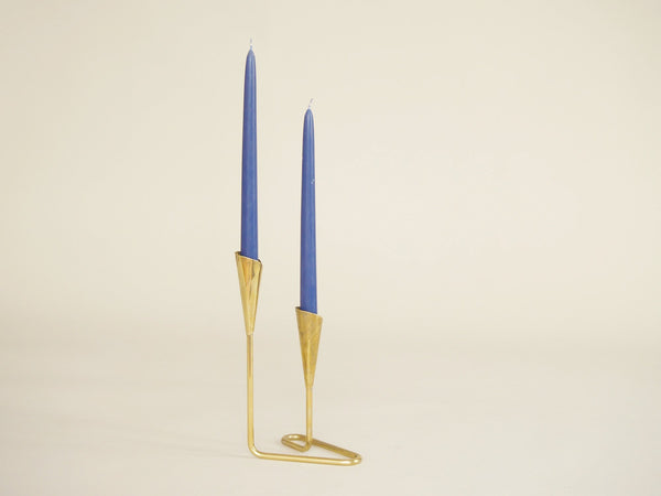 Chandelier en laiton, entourage d'Hans Jensen, Danemark (vers 1950)..Brass Candle holder in the style of Hans Jensen, Denmark (circa 1950)