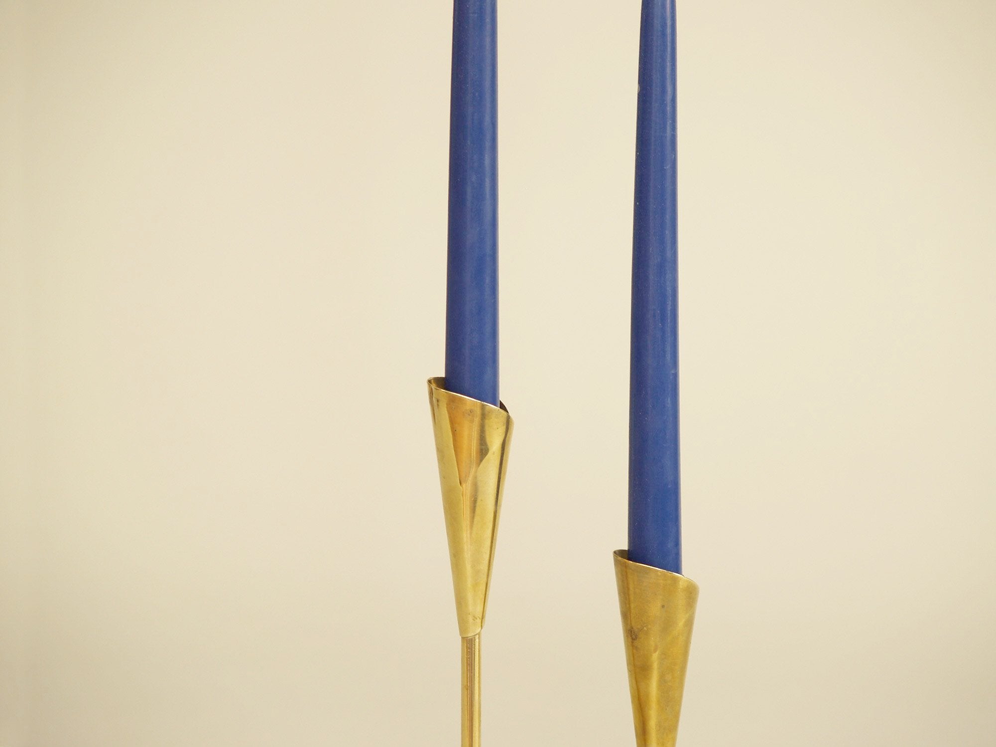 Chandelier en laiton, entourage d'Hans Jensen, Danemark (vers 1950)..Brass Candle holder in the style of Hans Jensen, Denmark (circa 1950)