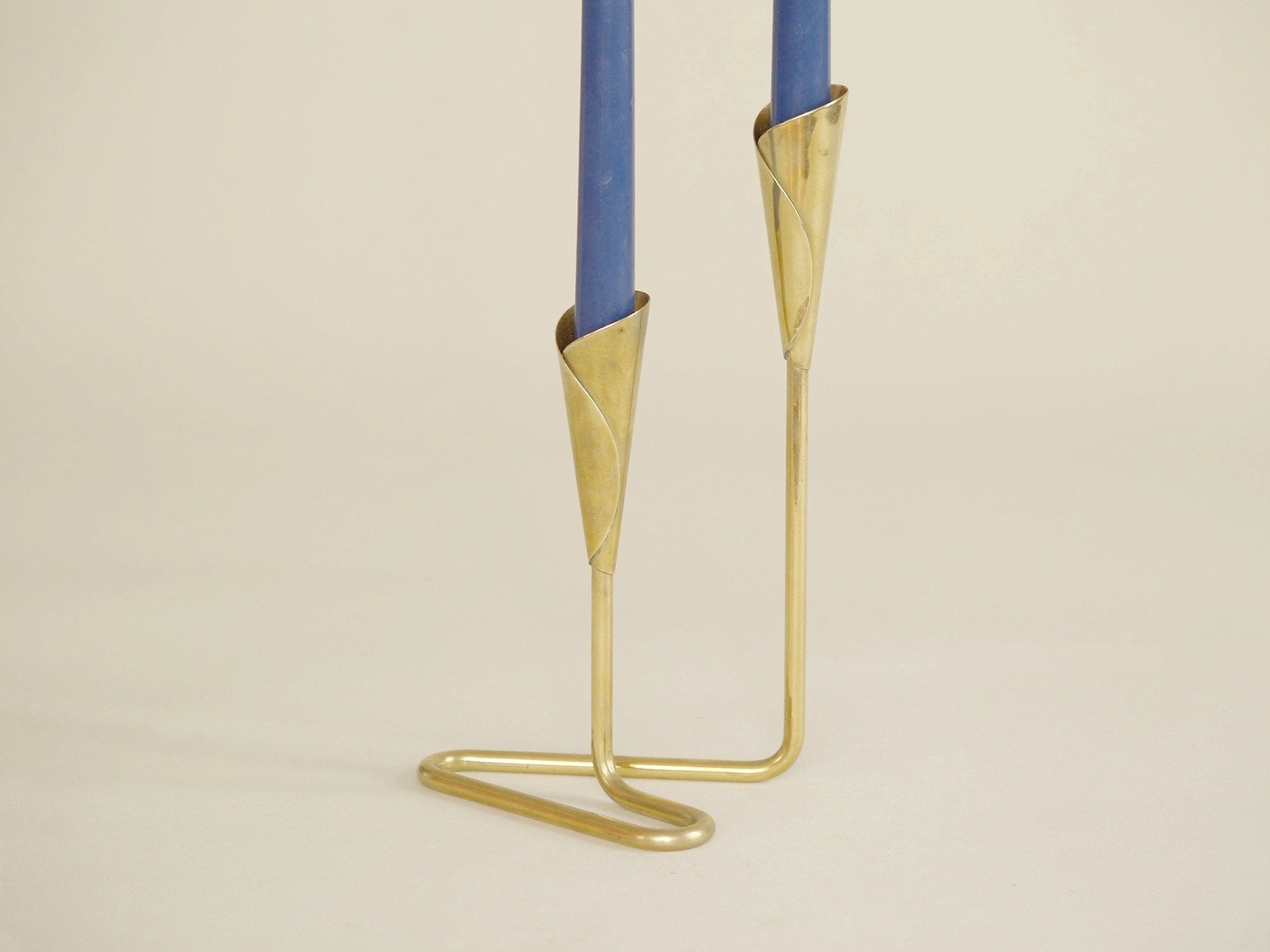 Chandelier en laiton, entourage d'Hans Jensen, Danemark (vers 1950)..Brass Candle holder in the style of Hans Jensen, Denmark (circa 1950)
