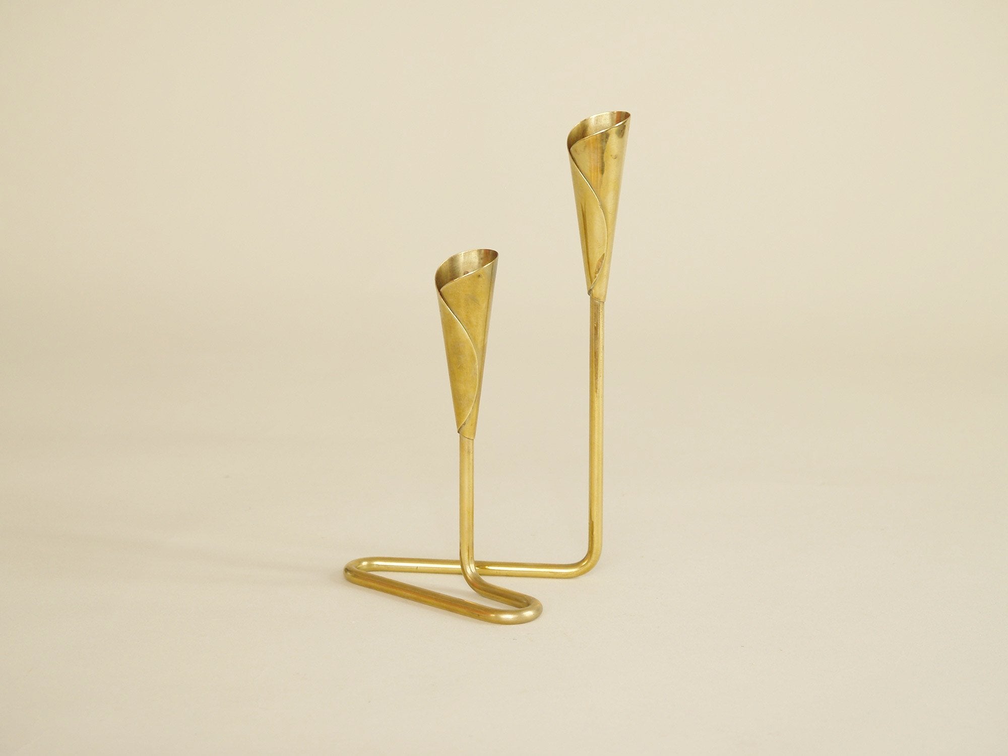 Chandelier en laiton, entourage d'Hans Jensen, Danemark (vers 1950)..Brass Candle holder in the style of Hans Jensen, Denmark (circa 1950)