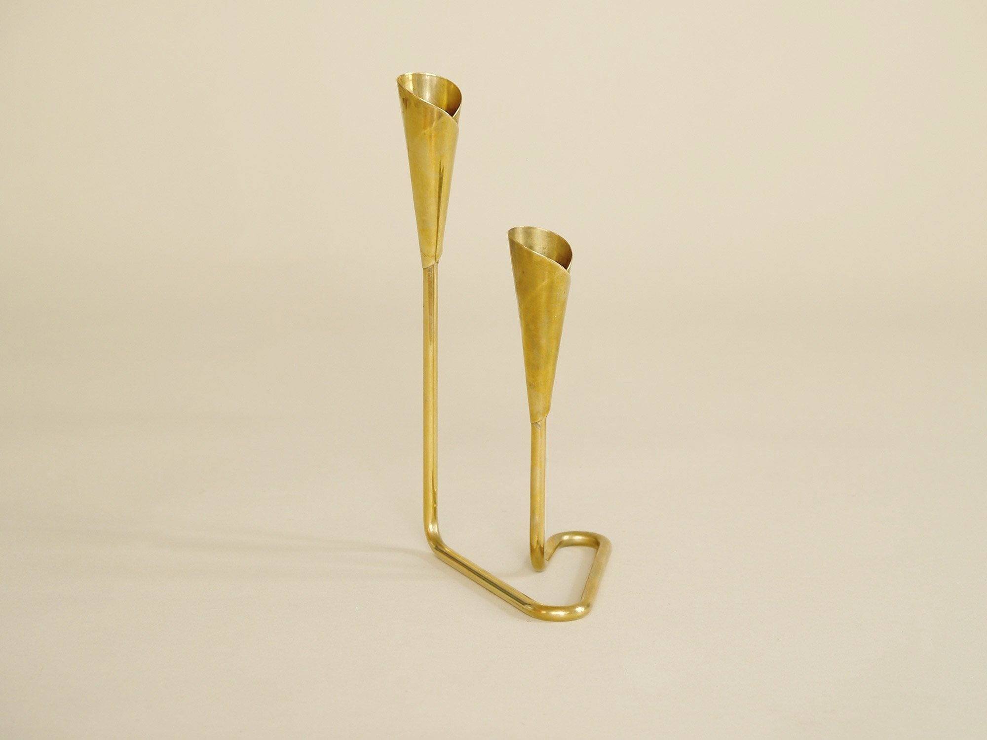 Chandelier en laiton, entourage d'Hans Jensen, Danemark (vers 1950)..Brass Candle holder in the style of Hans Jensen, Denmark (circa 1950)