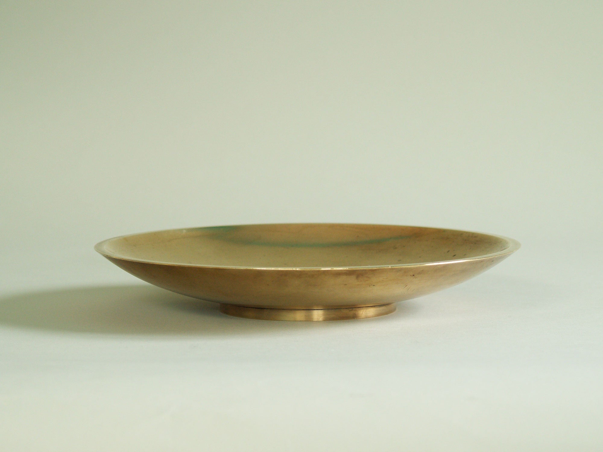 Coupe en bronze Model 1773 de Just Andersen, Danemark (vers 1930)..Large bronze vessel Model 1773 by Just Andersen, Denmark (ca. 1930)