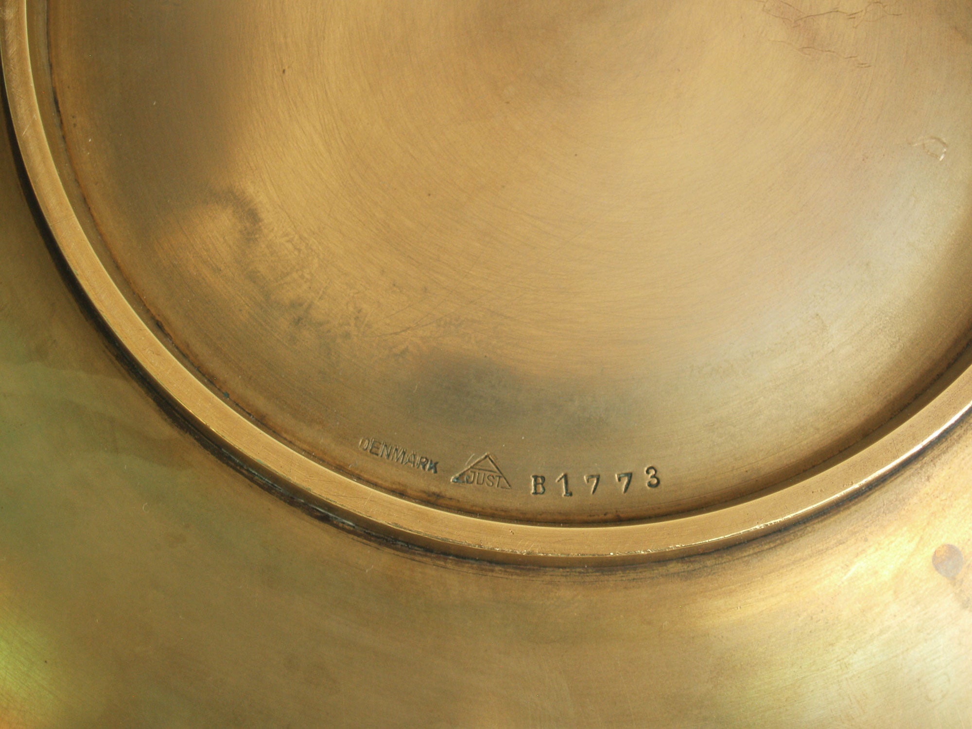 Coupe en bronze Model 1773 de Just Andersen, Danemark (vers 1930)..Large bronze vessel Model 1773 by Just Andersen, Denmark (ca. 1930)