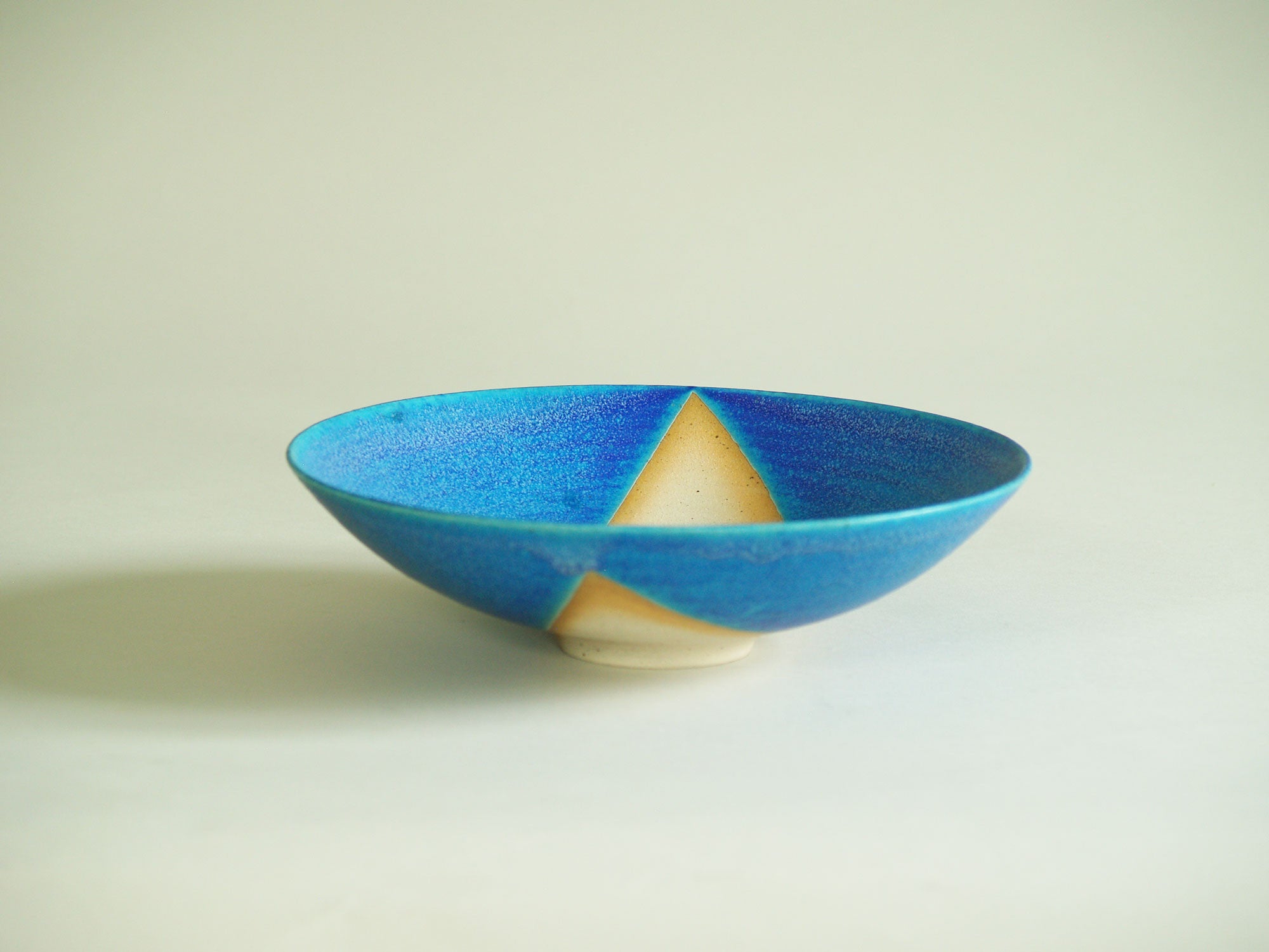 Coupe circulaire d'Inger Krebs, Danemark (vers 1980)..Large Bowl by Inger Krebs, Denmark (ca. 1980)