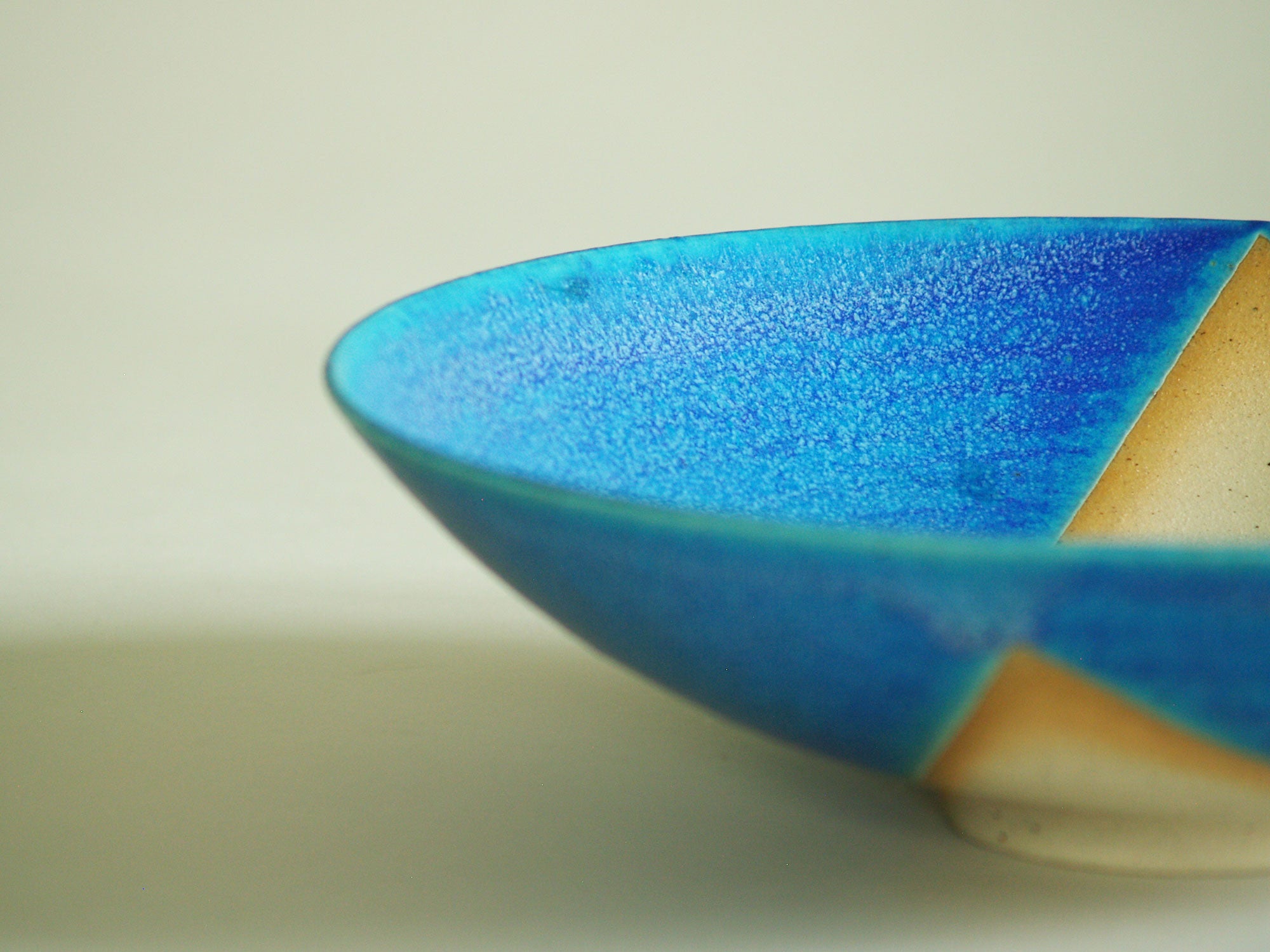 Coupe circulaire d'Inger Krebs, Danemark (vers 1980)..Large Bowl by Inger Krebs, Denmark (ca. 1980)