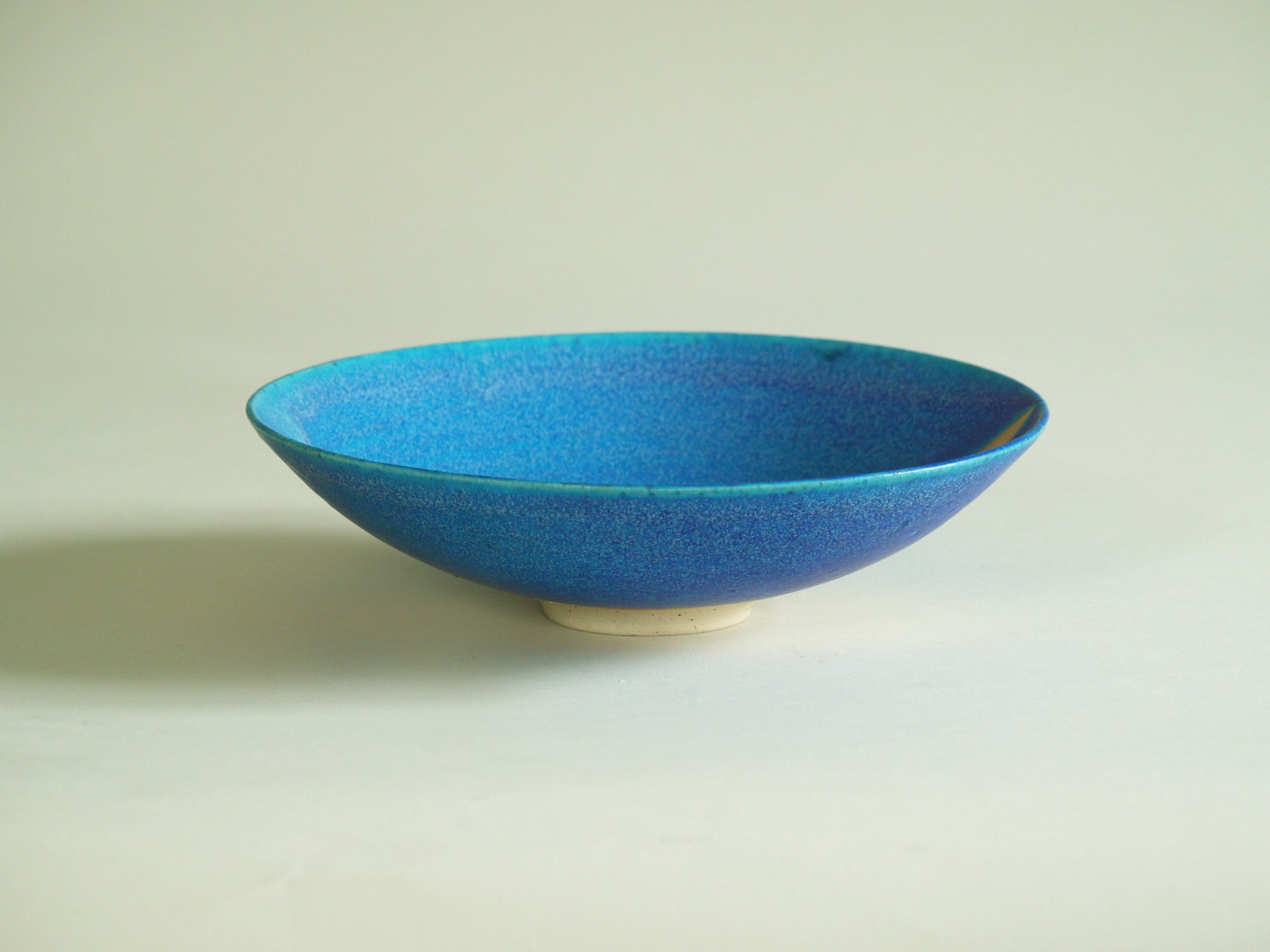 Coupe circulaire d'Inger Krebs, Danemark (vers 1980)..Large Bowl by Inger Krebs, Denmark (ca. 1980)