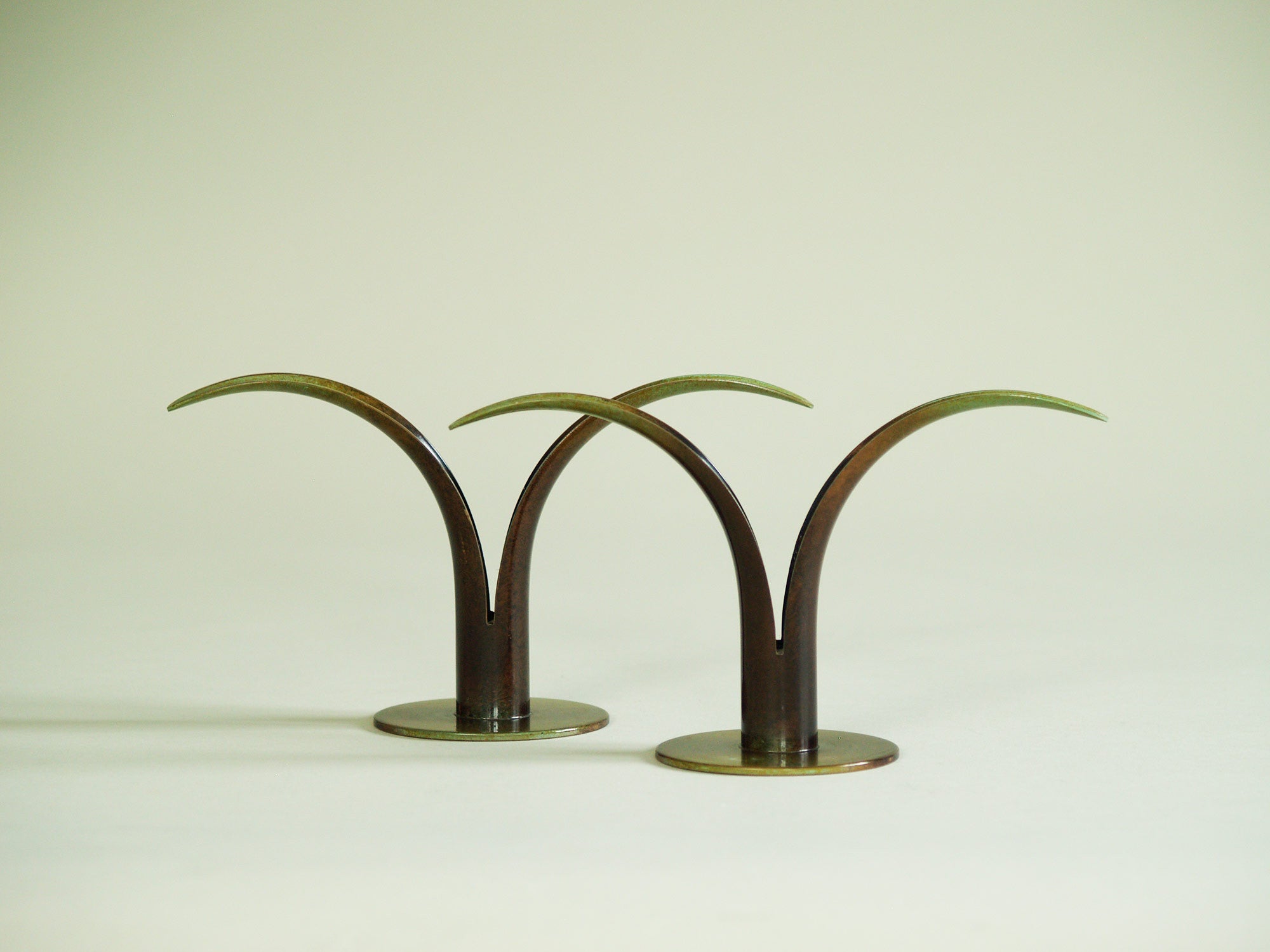 Paire de flambeaux Lily de Ivar Ålenius Björk pour Ystad Metall, Suède (1939)..Pair of Lily Candle holders by Ivar Ålenius Björk for Ystad Metall, Sweden (1939)