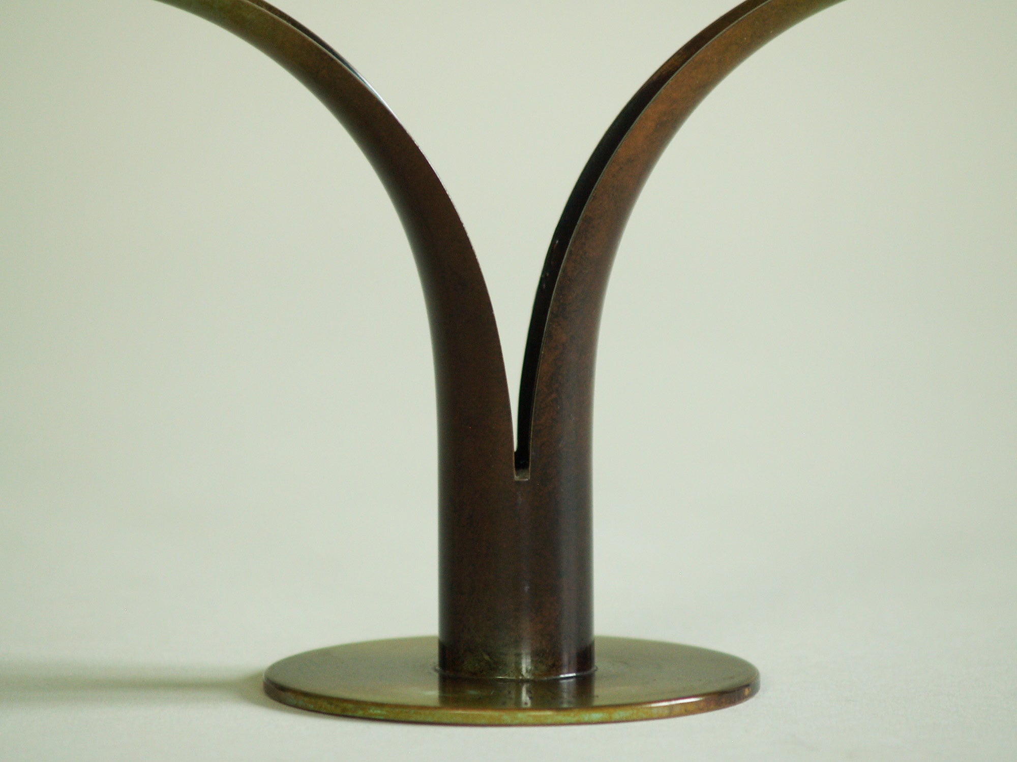Paire de flambeaux Lily de Ivar Ålenius Björk pour Ystad Metall, Suède (1939)..Pair of Lily Candle holders by Ivar Ålenius Björk for Ystad Metall, Sweden (1939)