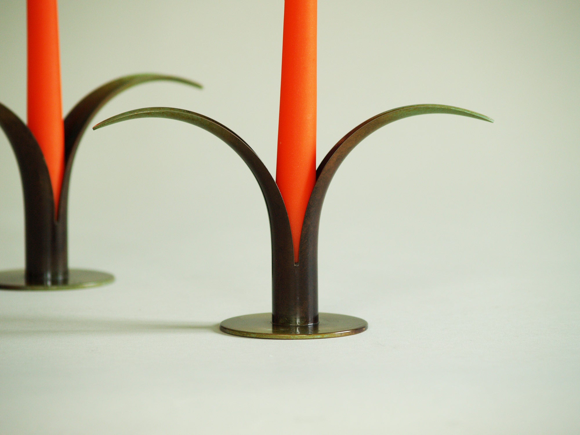 Paire de flambeaux Lily de Ivar Ålenius Björk pour Ystad Metall, Suède (1939)..Pair of Lily Candle holders by Ivar Ålenius Björk for Ystad Metall, Sweden (1939)