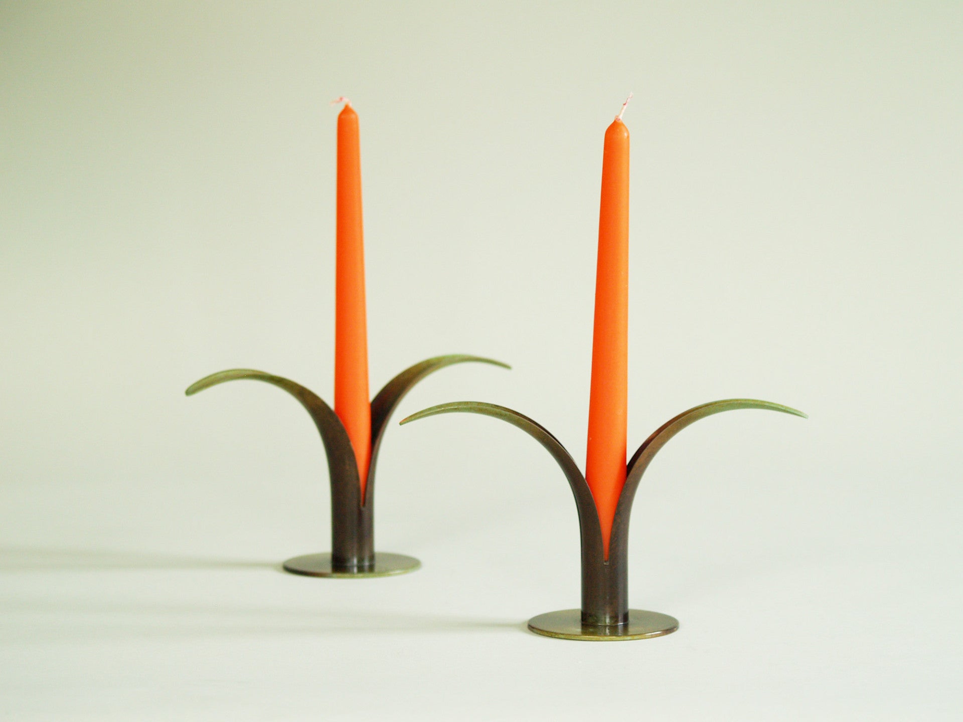 Paire de flambeaux Lily de Ivar Ålenius Björk pour Ystad Metall, Suède (1939)..Pair of Lily Candle holders by Ivar Ålenius Björk for Ystad Metall, Sweden (1939)