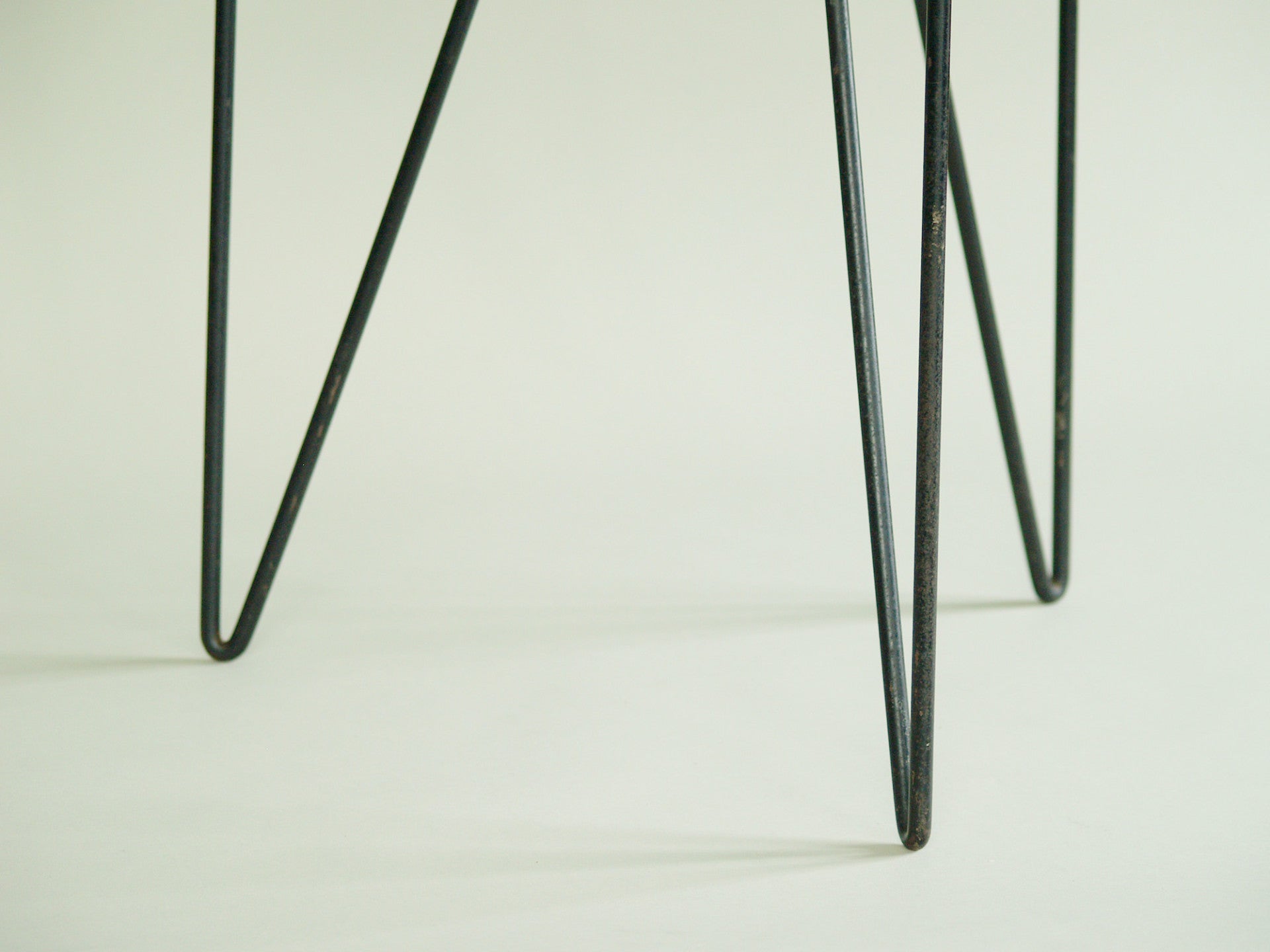 Guéridon / table basse moderniste, France (vers 1953)..Modernist occasional coffee table, France (circa 1953)