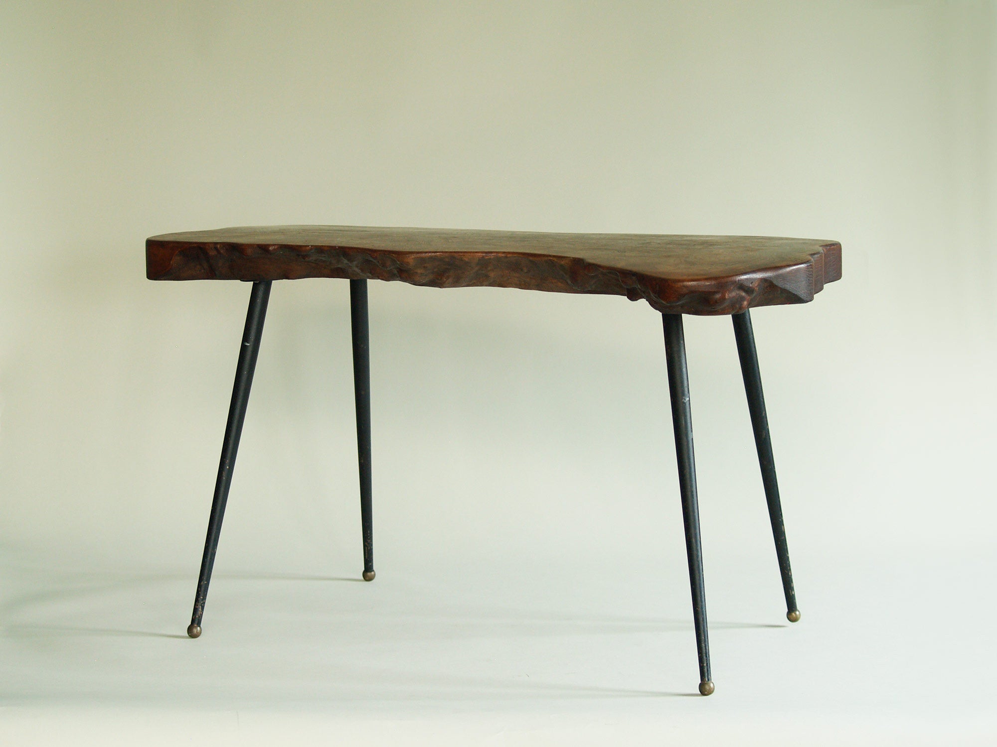 Table basse de forme libre en orme massif, France (années 1960)..Natural wood coffee table, France (circa 1960)