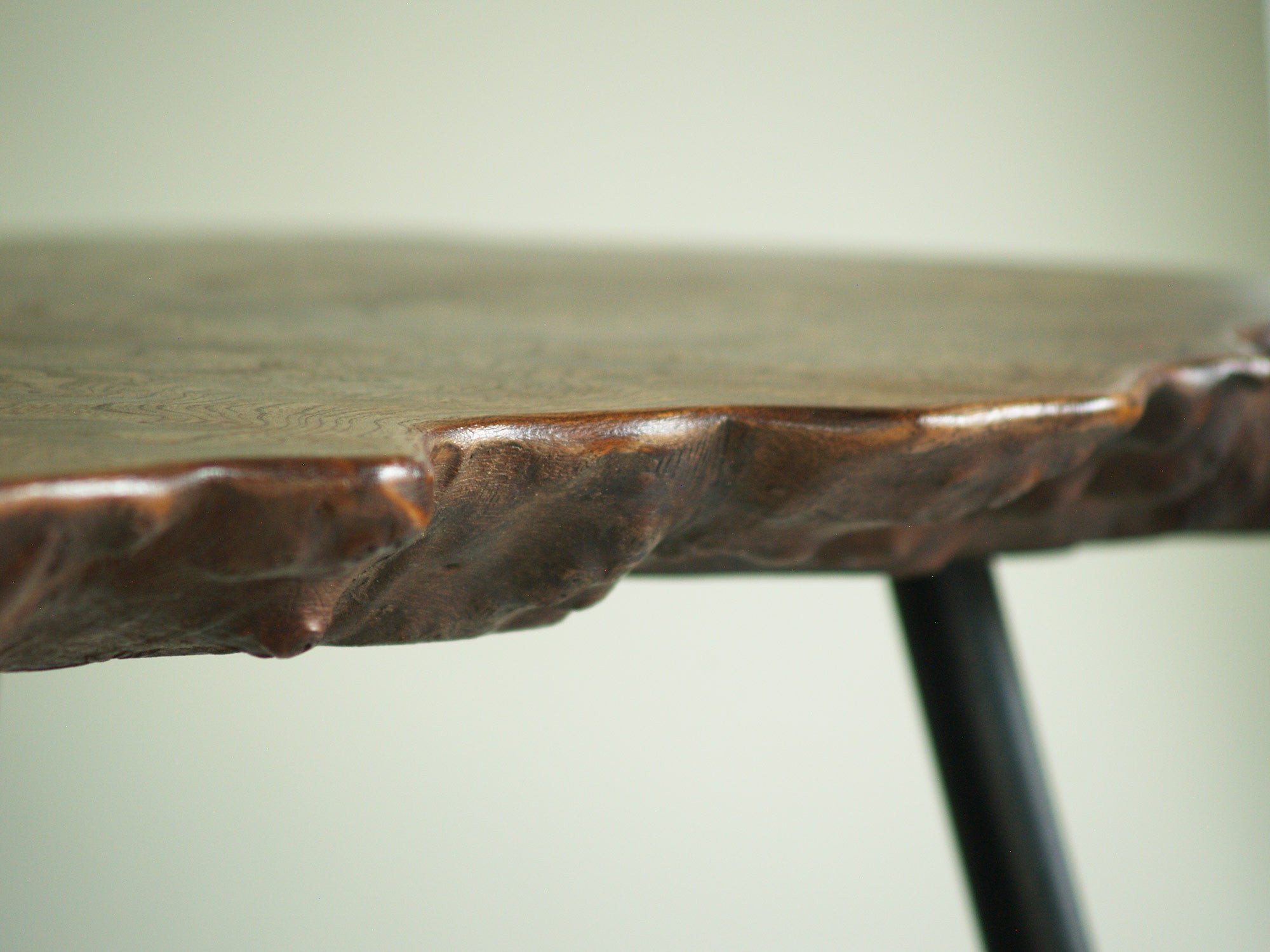 Table basse de forme libre en orme massif, France (années 1960)..Natural wood coffee table, France (circa 1960)
