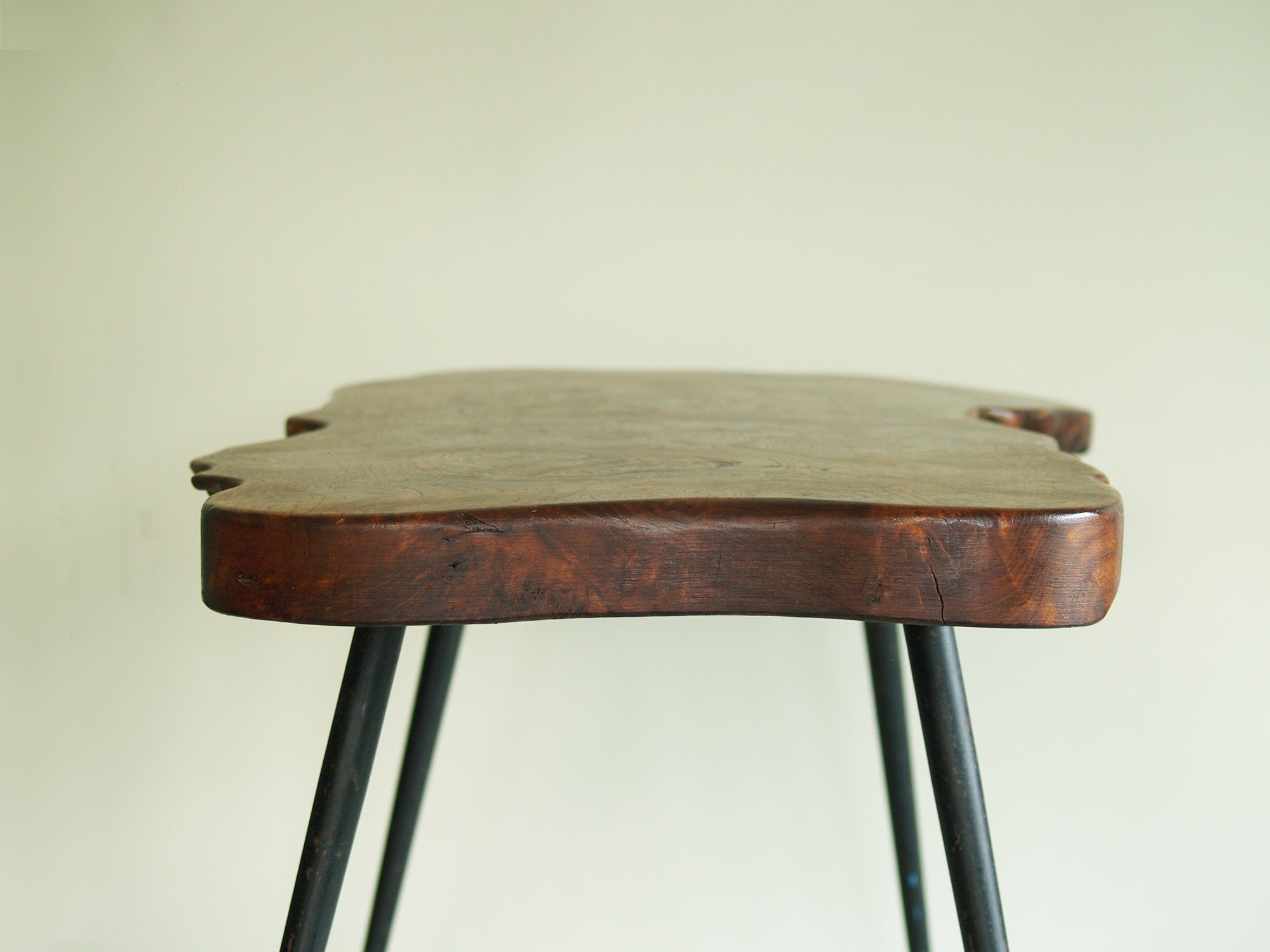 Table basse de forme libre en orme massif, France (années 1960)..Natural wood coffee table, France (circa 1960)