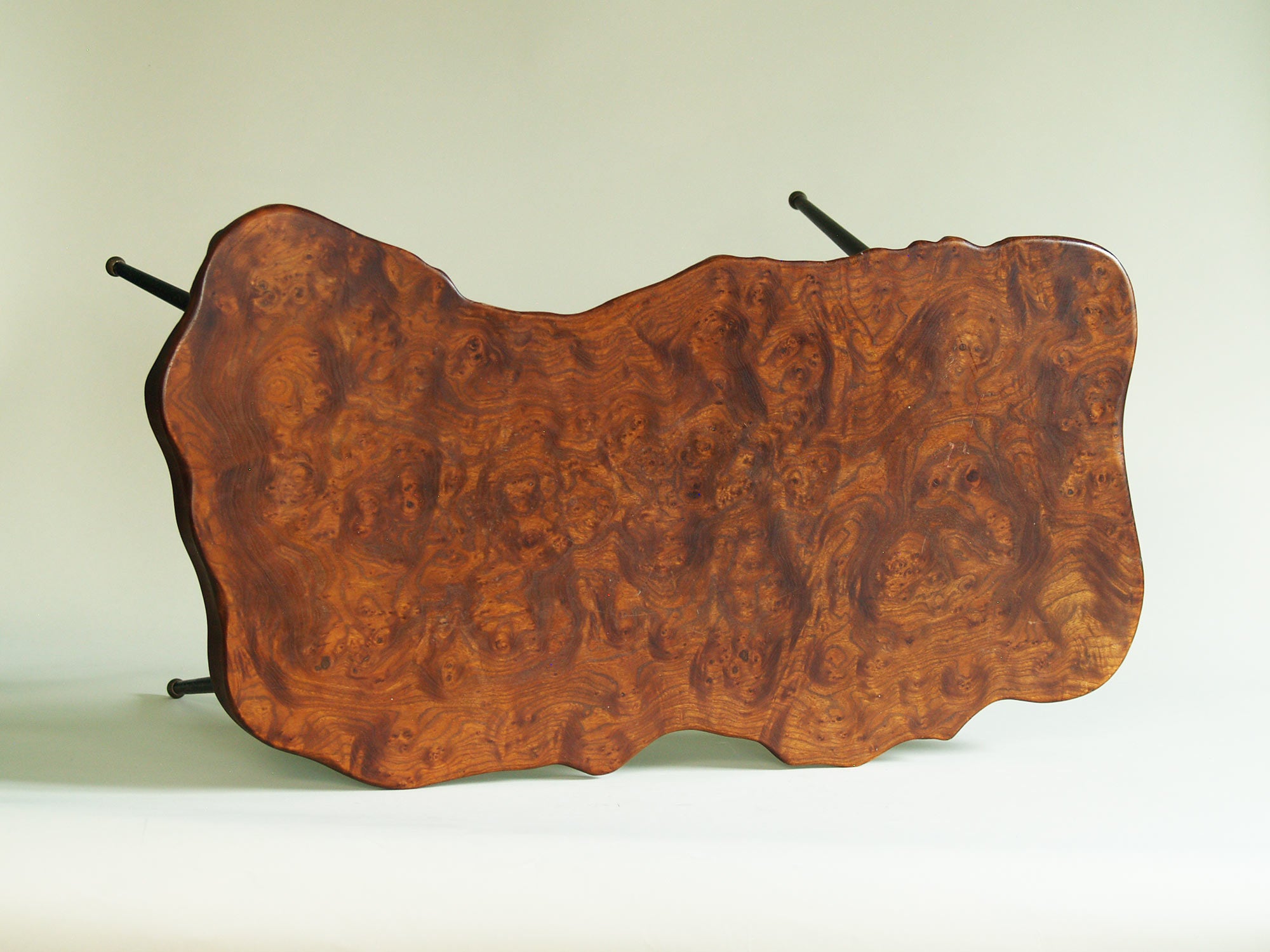 Table basse de forme libre en orme massif, France (années 1960)..Natural wood coffee table, France (circa 1960)