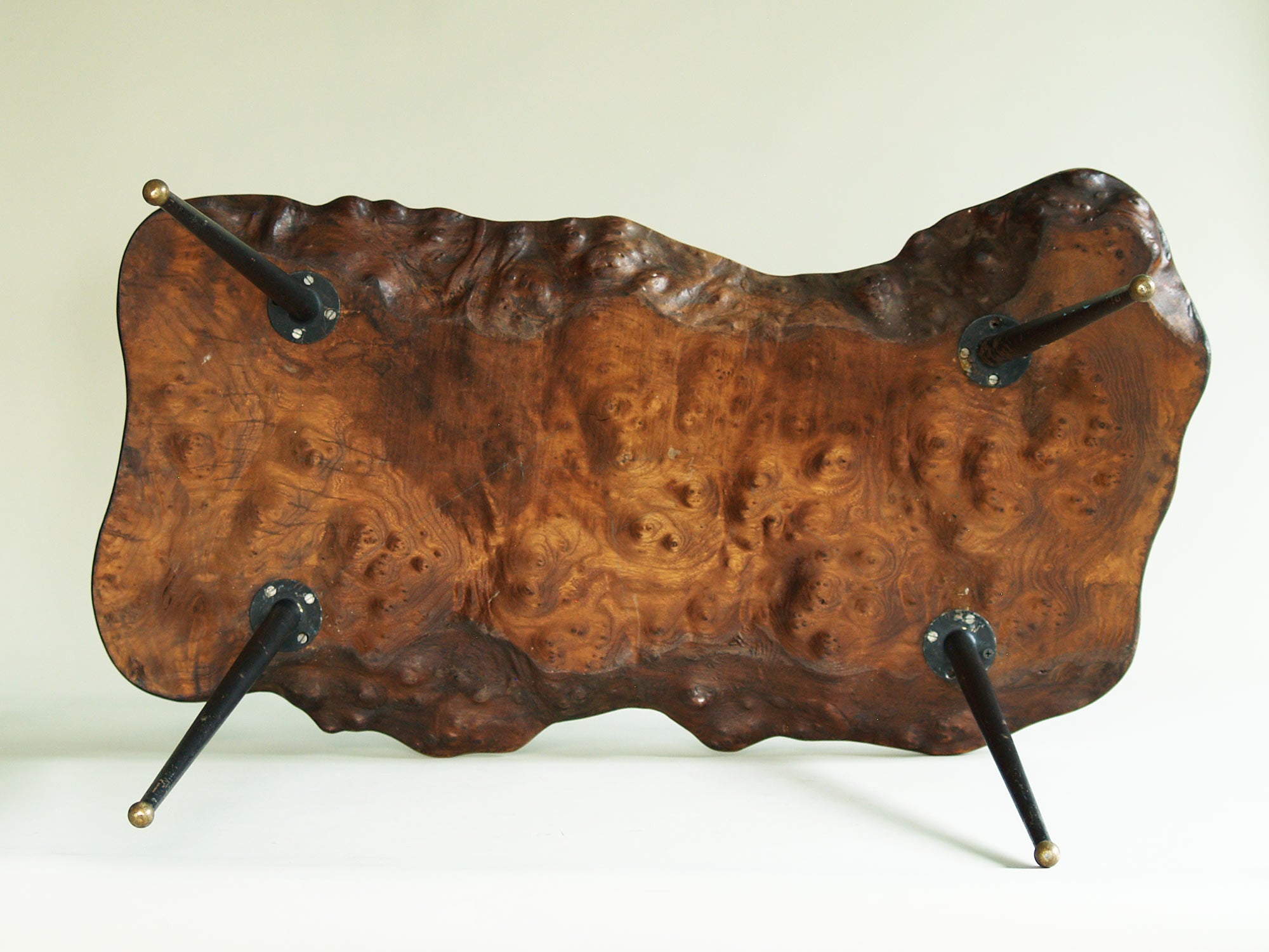 Table basse de forme libre en orme massif, France (années 1960)..Natural wood coffee table, France (circa 1960)