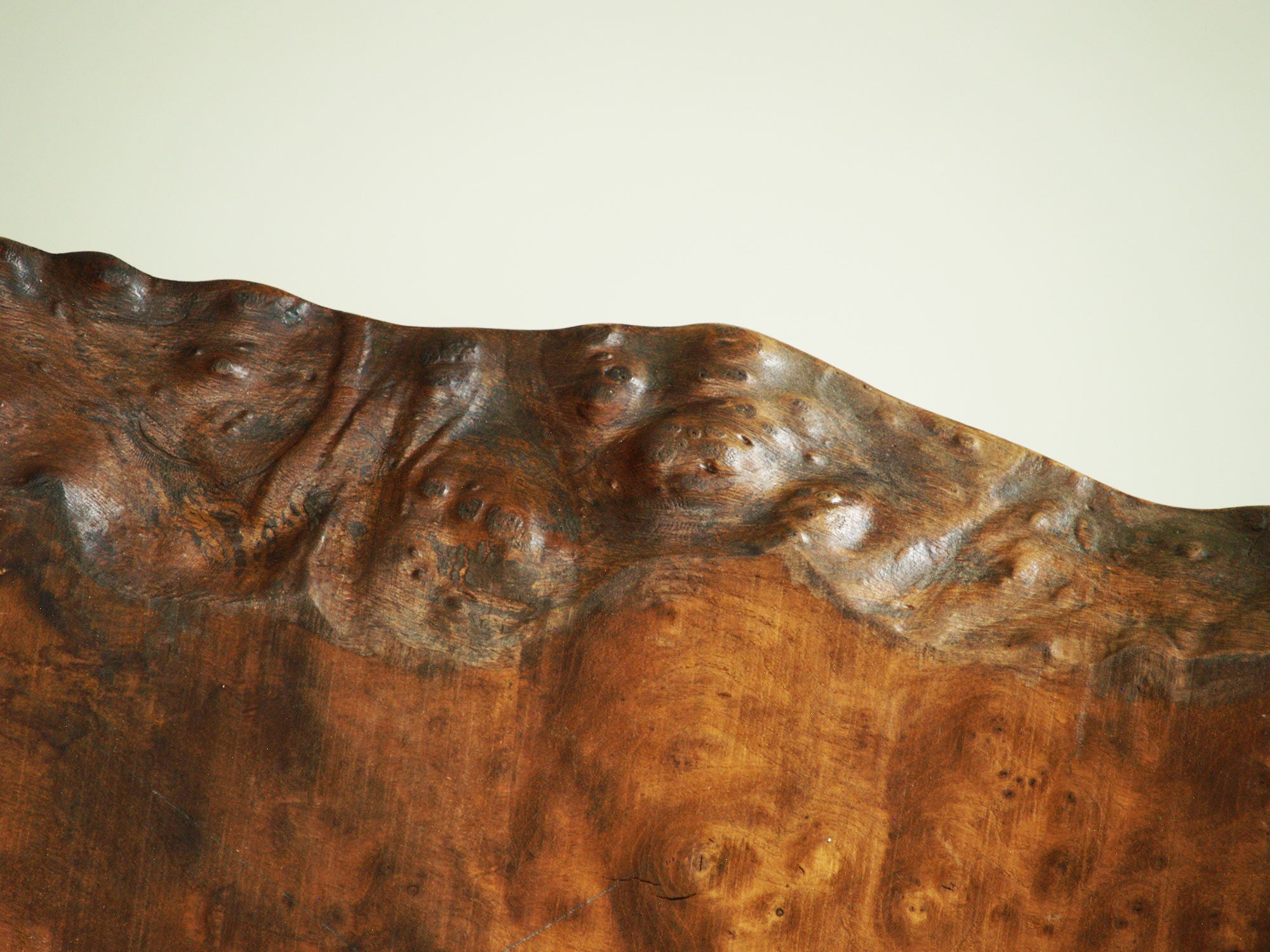 Table basse de forme libre en orme massif, France (années 1960)..Natural wood coffee table, France (circa 1960)