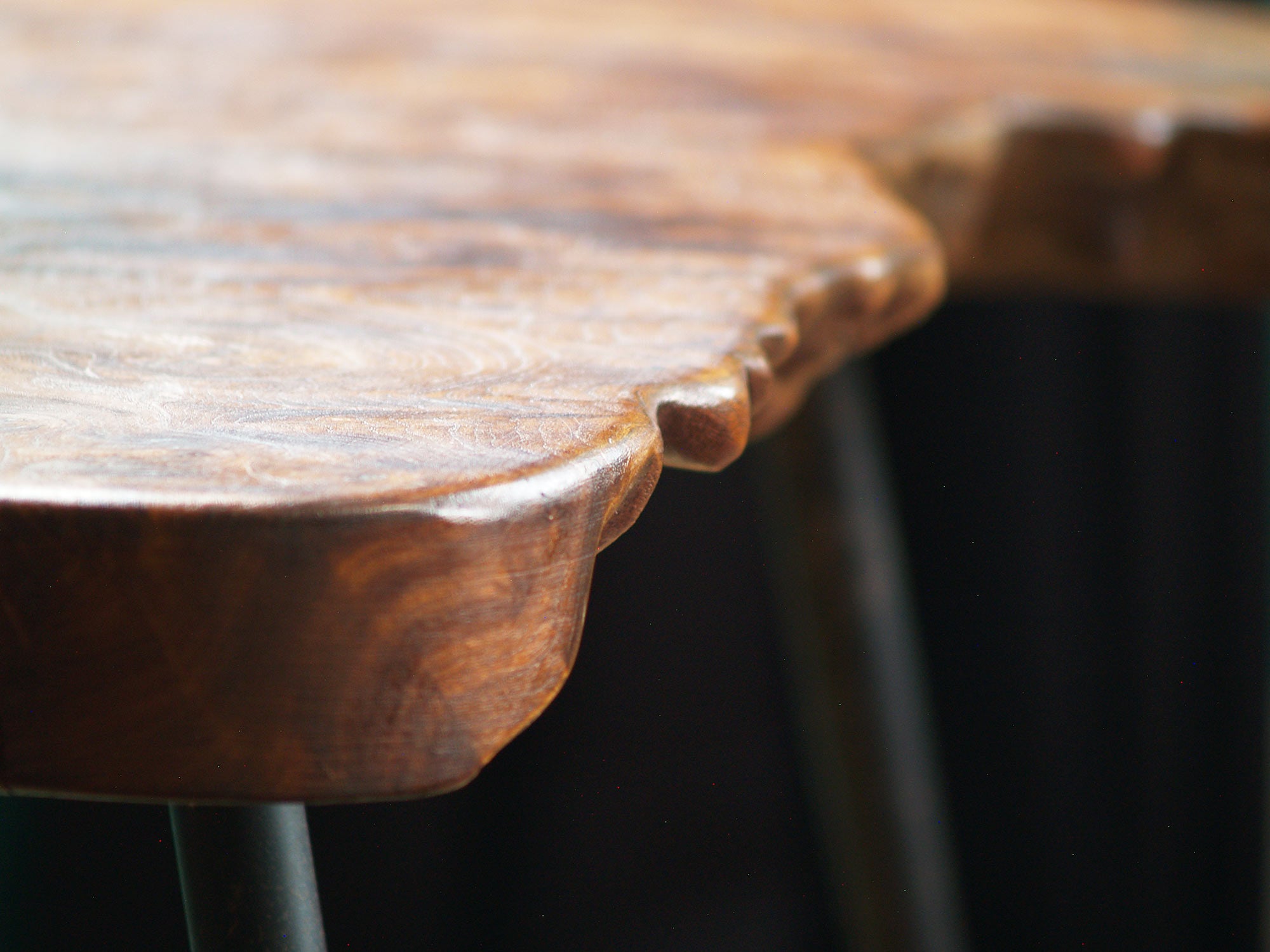 Table basse de forme libre en orme massif, France (années 1960)..Natural wood coffee table, France (circa 1960)