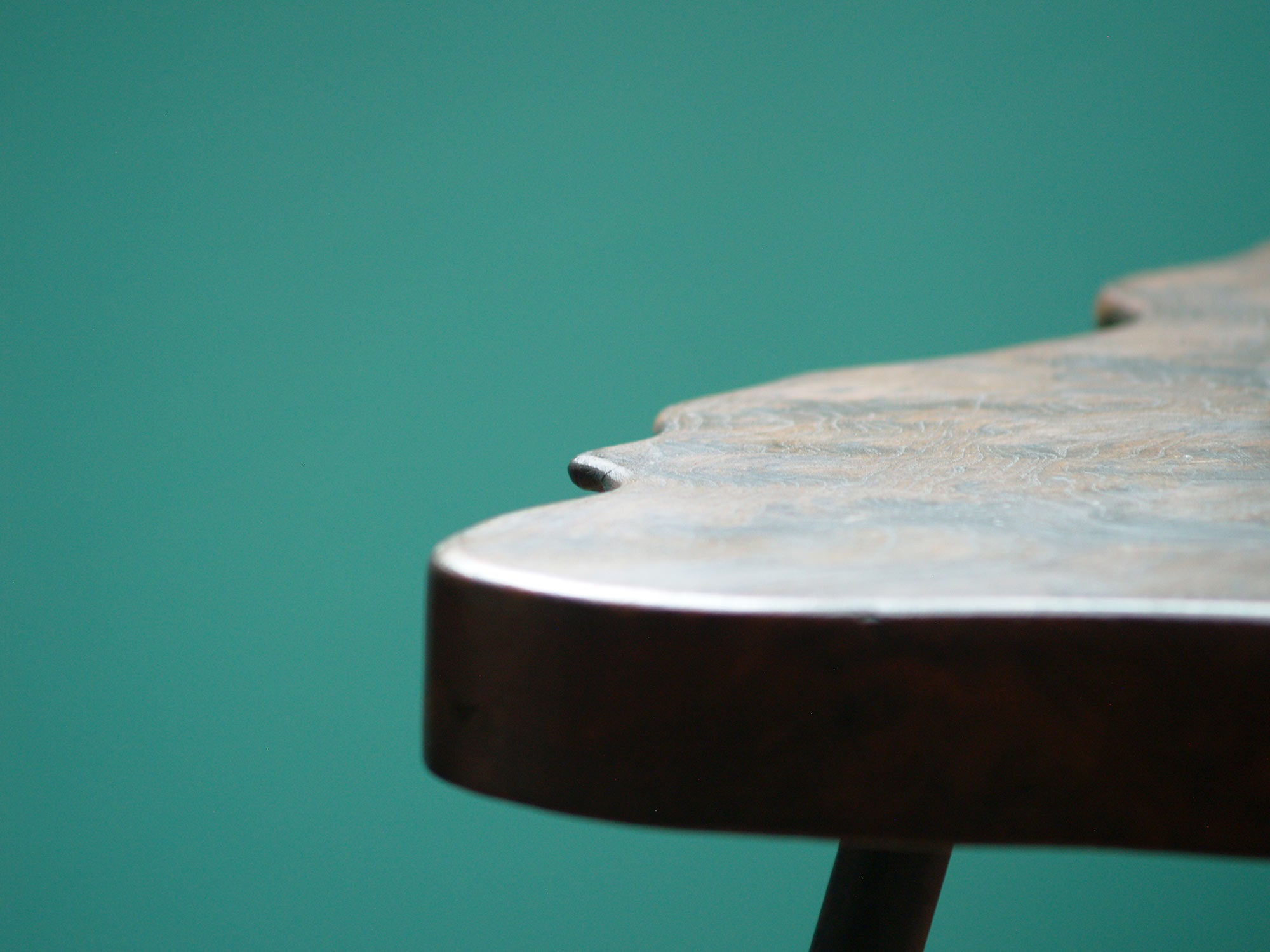 Table basse de forme libre en orme massif, France (années 1960)..Natural wood coffee table, France (circa 1960)