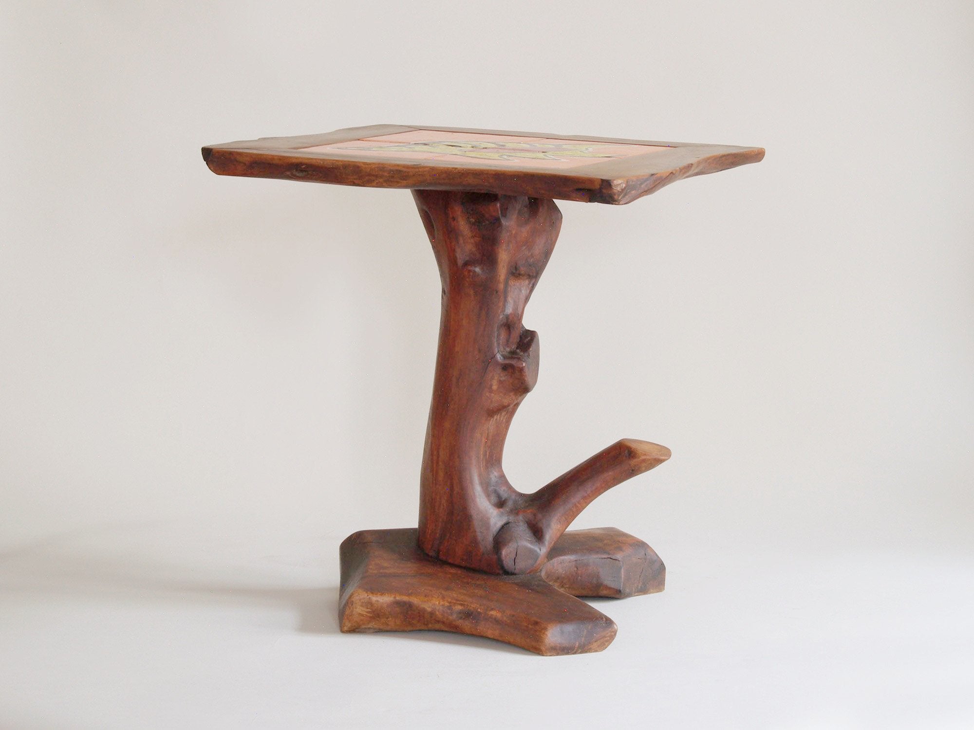 Guéridon "primitiviste" en bois sculpté et céramique par Pol, France (vers 1960).."Primitivist" occasionnal coffee table by Pol, France (circa 1960)