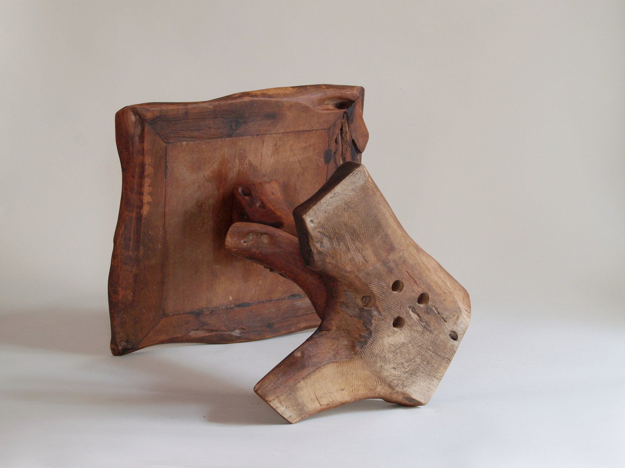 Guéridon "primitiviste" en bois sculpté et céramique par Pol, France (vers 1960).."Primitivist" occasionnal coffee table by Pol, France (circa 1960)