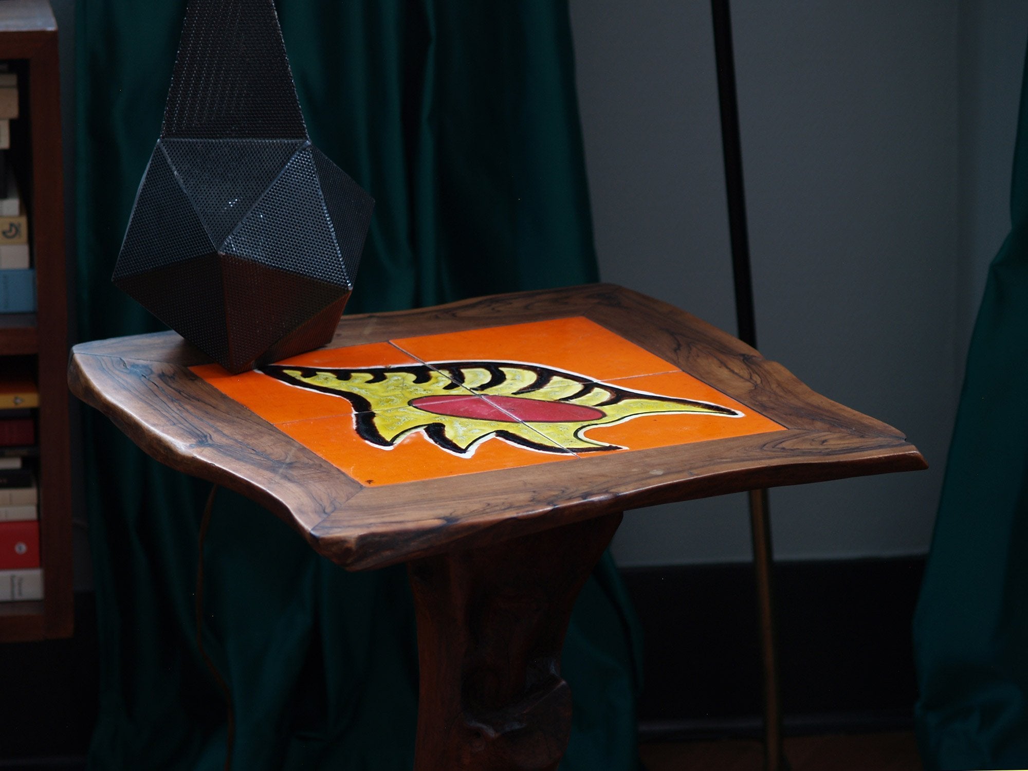 Guéridon "primitiviste" en bois sculpté et céramique par Pol, France (vers 1960).."Primitivist" occasionnal coffee table by Pol, France (circa 1960)