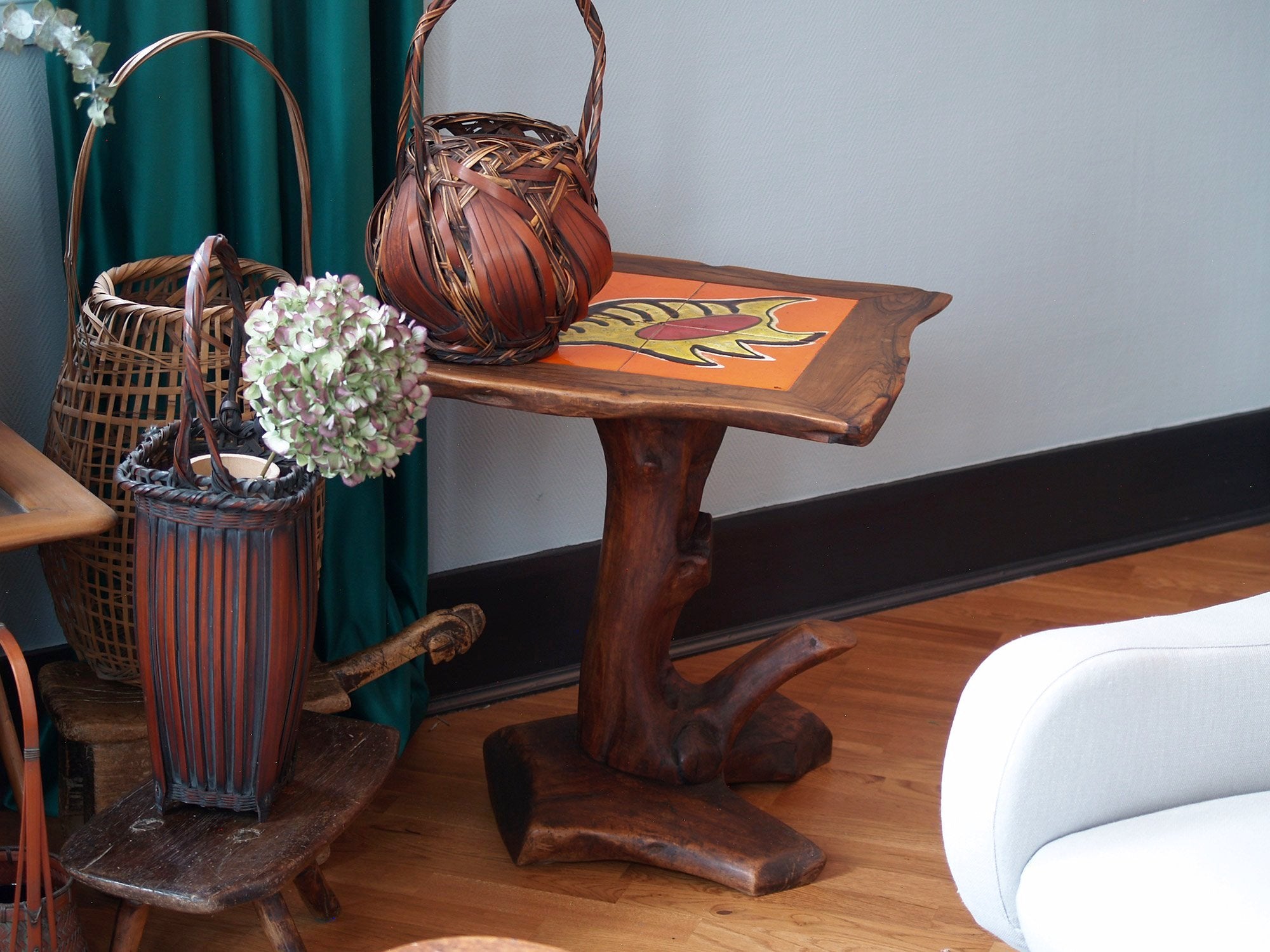 Guéridon "primitiviste" en bois sculpté et céramique par Pol, France (vers 1960).."Primitivist" occasionnal coffee table by Pol, France (circa 1960)