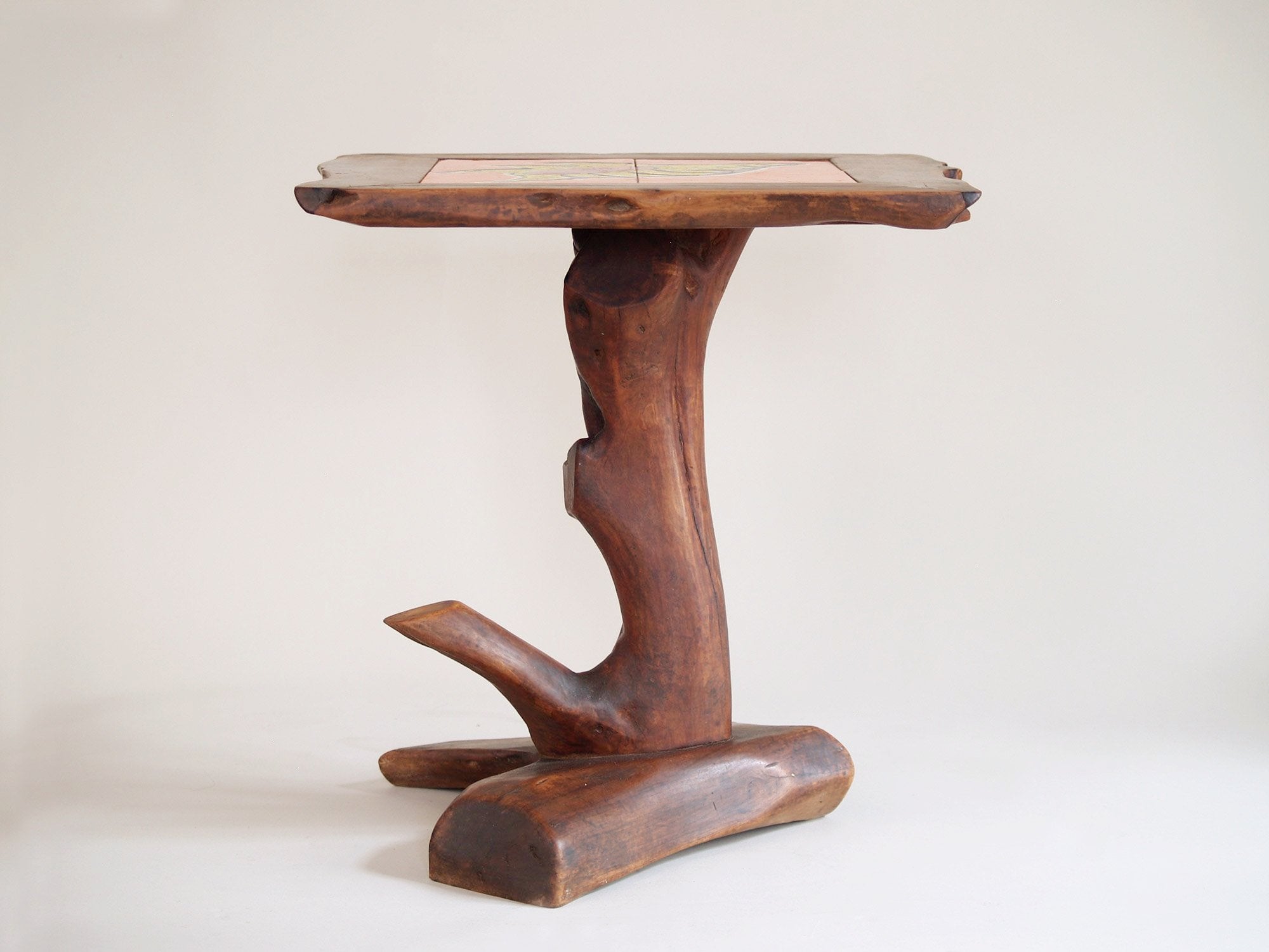 Guéridon "primitiviste" en bois sculpté et céramique par Pol, France (vers 1960).."Primitivist" occasionnal coffee table by Pol, France (circa 1960)