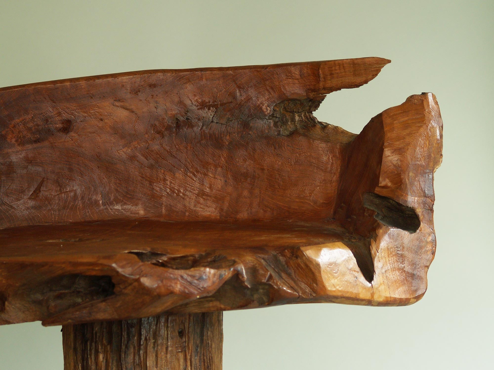 Fauteuil "primitiviste" en bois sculpté, France (vers 1970)..Dug-out natural wood Chair, France (circa 1970)