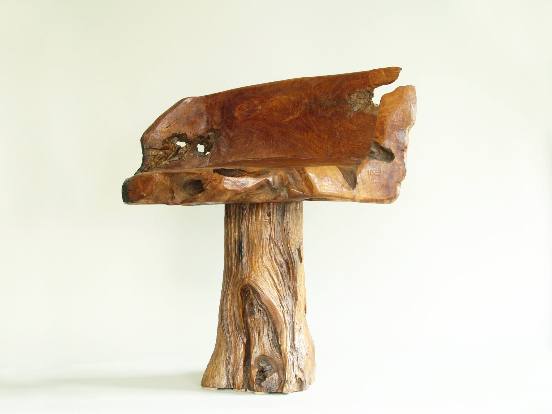 Fauteuil "primitiviste" en bois sculpté, France (vers 1970)..Dug-out natural wood Chair, France (circa 1970)