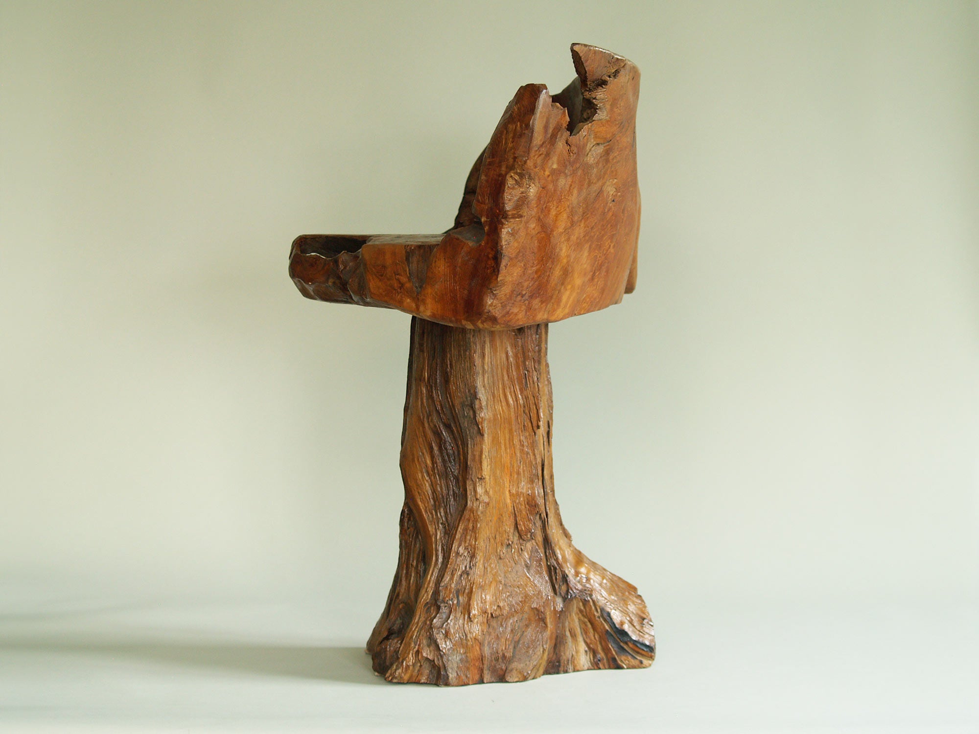 Fauteuil "primitiviste" en bois sculpté, France (vers 1970)..Dug-out natural wood Chair, France (circa 1970)