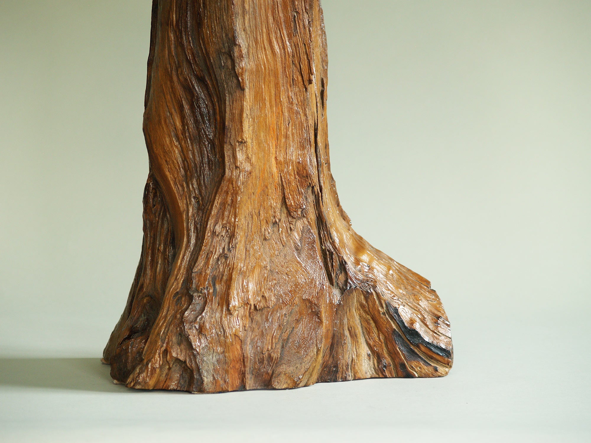 Fauteuil "primitiviste" en bois sculpté, France (vers 1970)..Dug-out natural wood Chair, France (circa 1970)