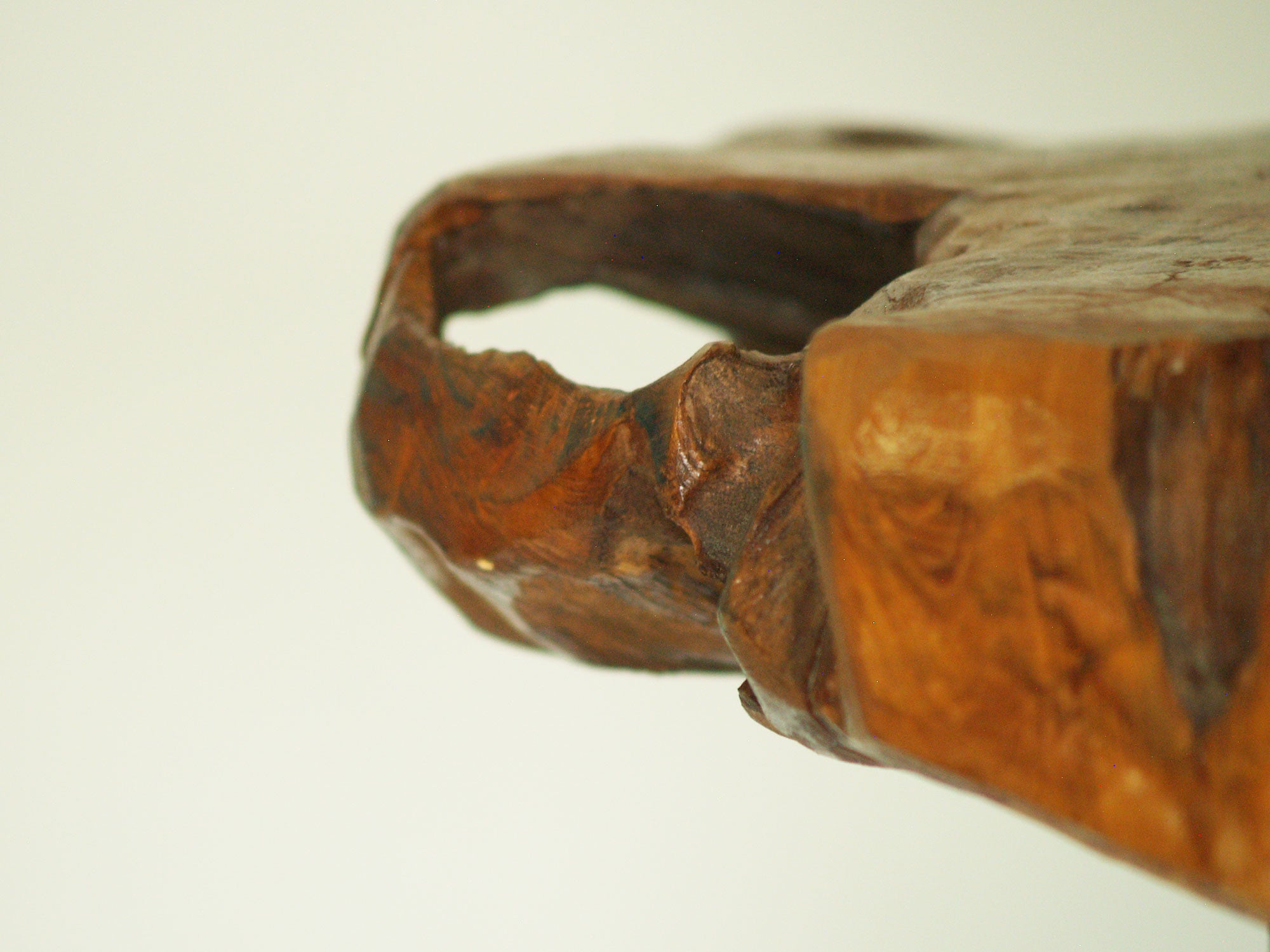 Fauteuil "primitiviste" en bois sculpté, France (vers 1970)..Dug-out natural wood Chair, France (circa 1970)