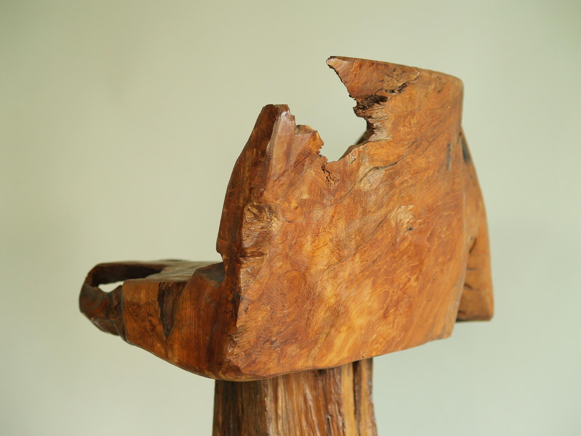 Fauteuil "primitiviste" en bois sculpté, France (vers 1970)..Dug-out natural wood Chair, France (circa 1970)