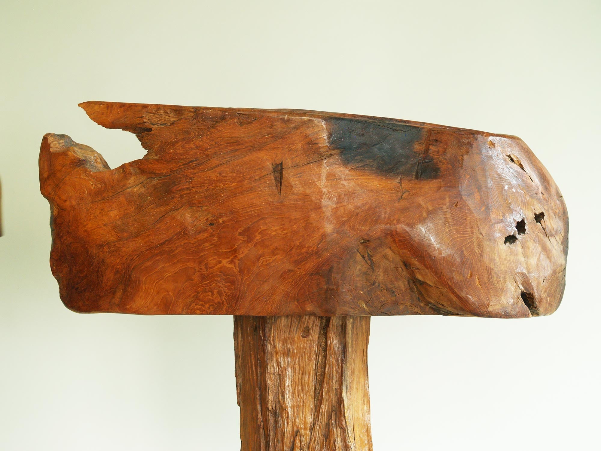 Fauteuil "primitiviste" en bois sculpté, France (vers 1970)..Dug-out natural wood Chair, France (circa 1970)