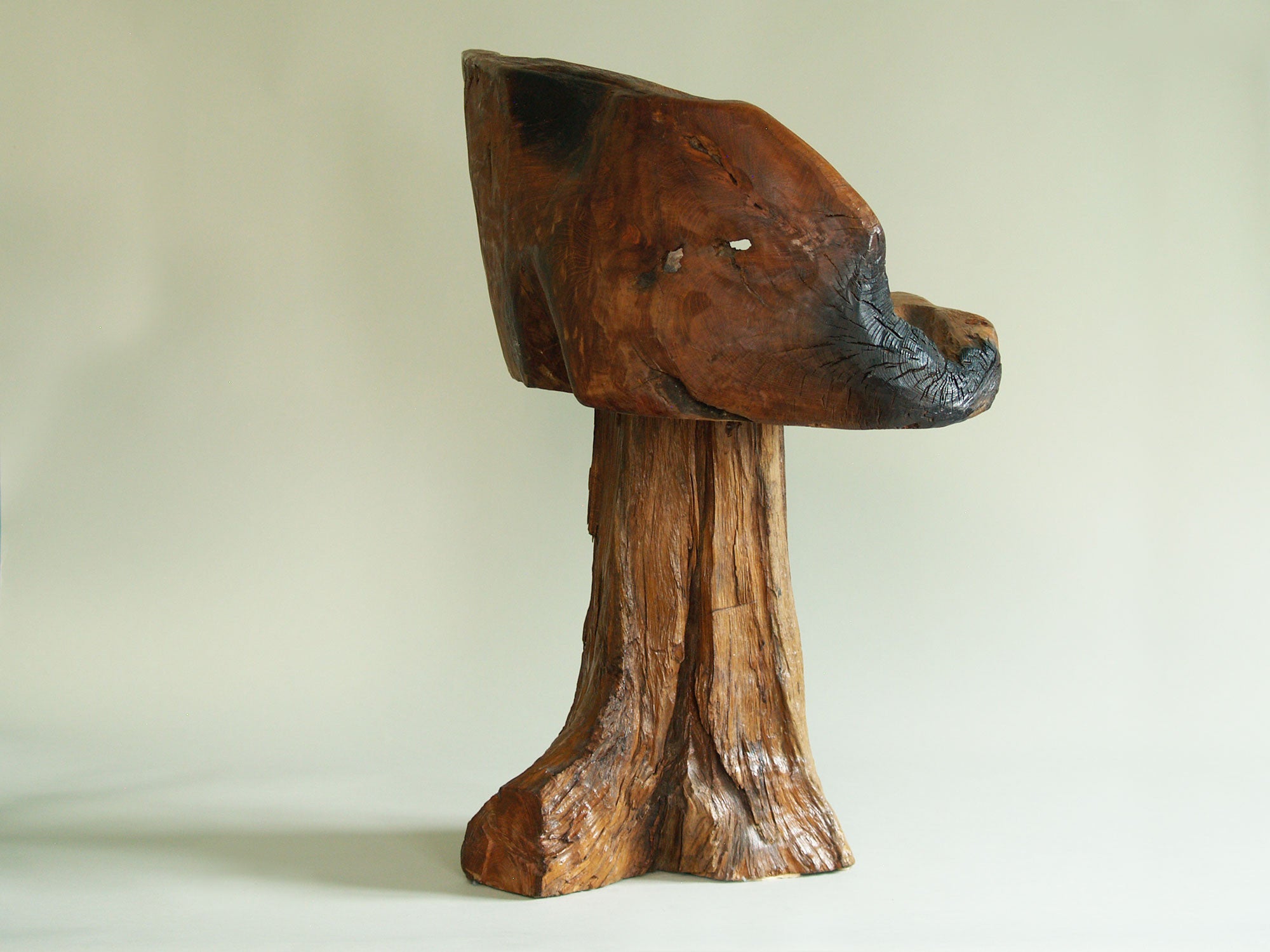 Fauteuil "primitiviste" en bois sculpté, France (vers 1970)..Dug-out natural wood Chair, France (circa 1970)