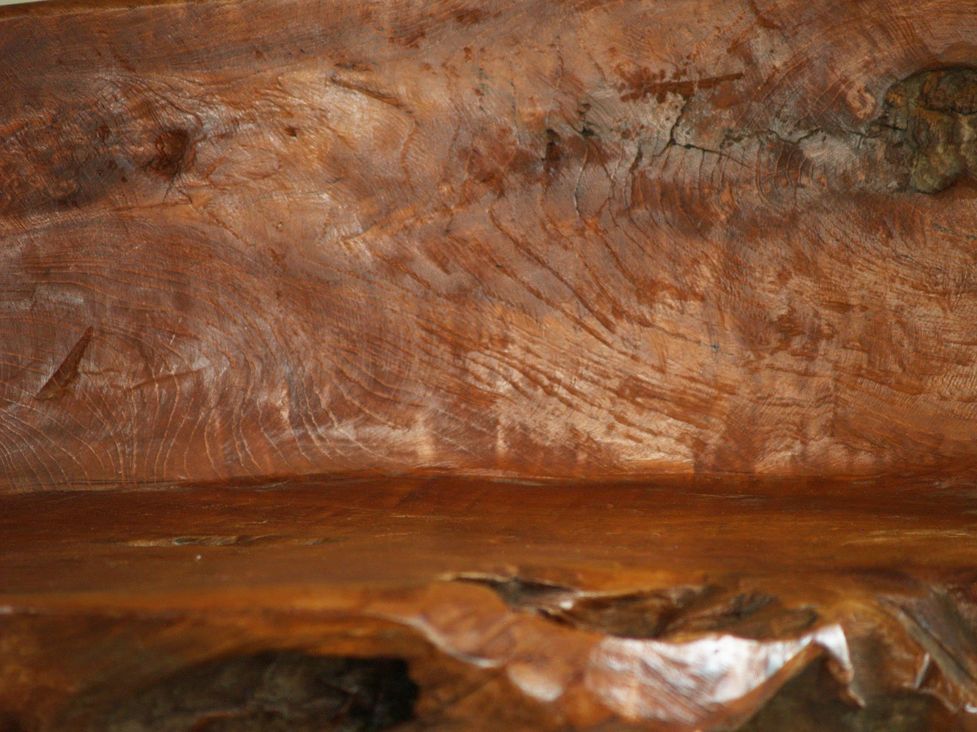 Fauteuil "primitiviste" en bois sculpté, France (vers 1970)..Dug-out natural wood Chair, France (circa 1970)