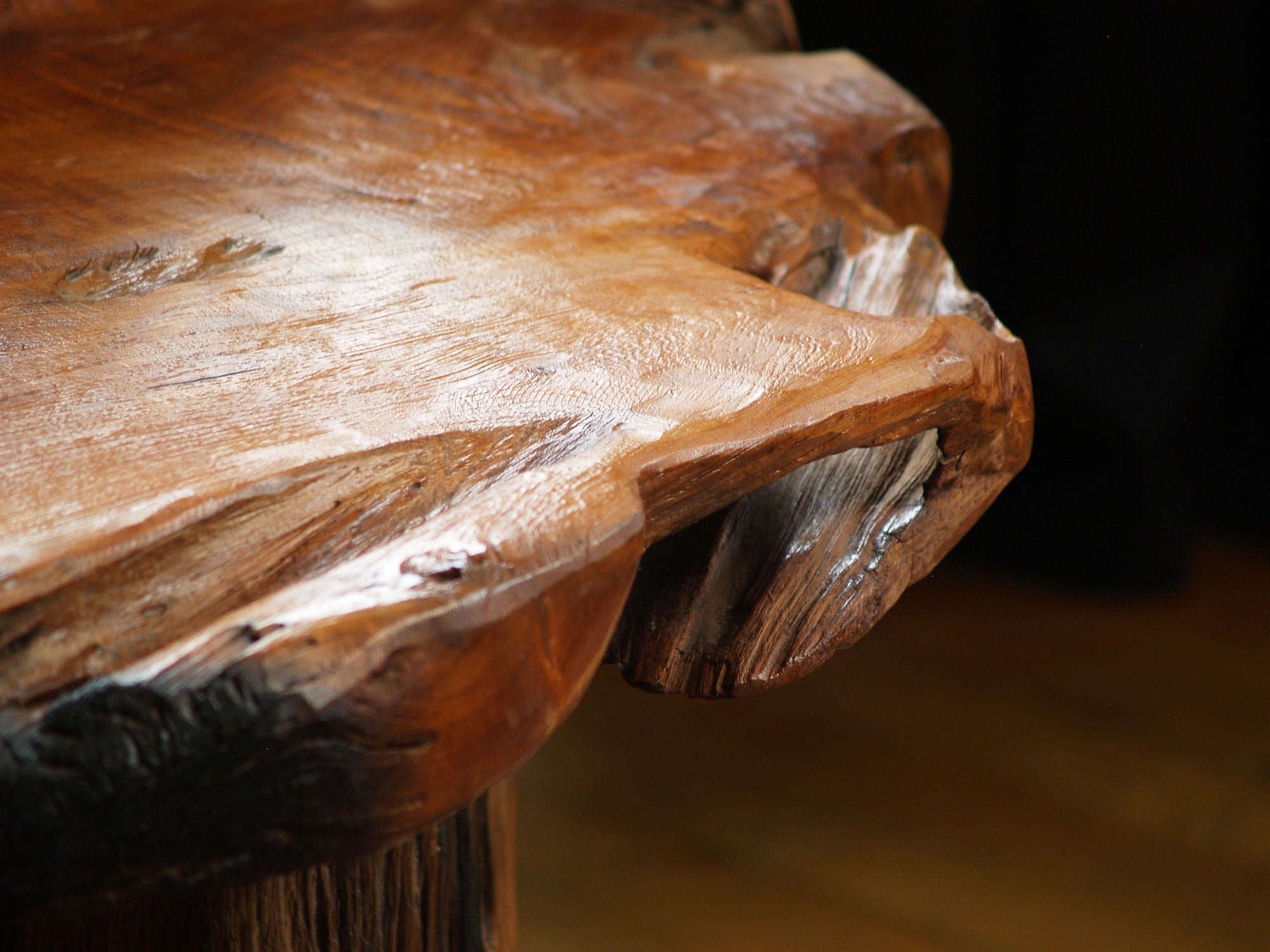 Fauteuil "primitiviste" en bois sculpté, France (vers 1970)..Dug-out natural wood Chair, France (circa 1970)