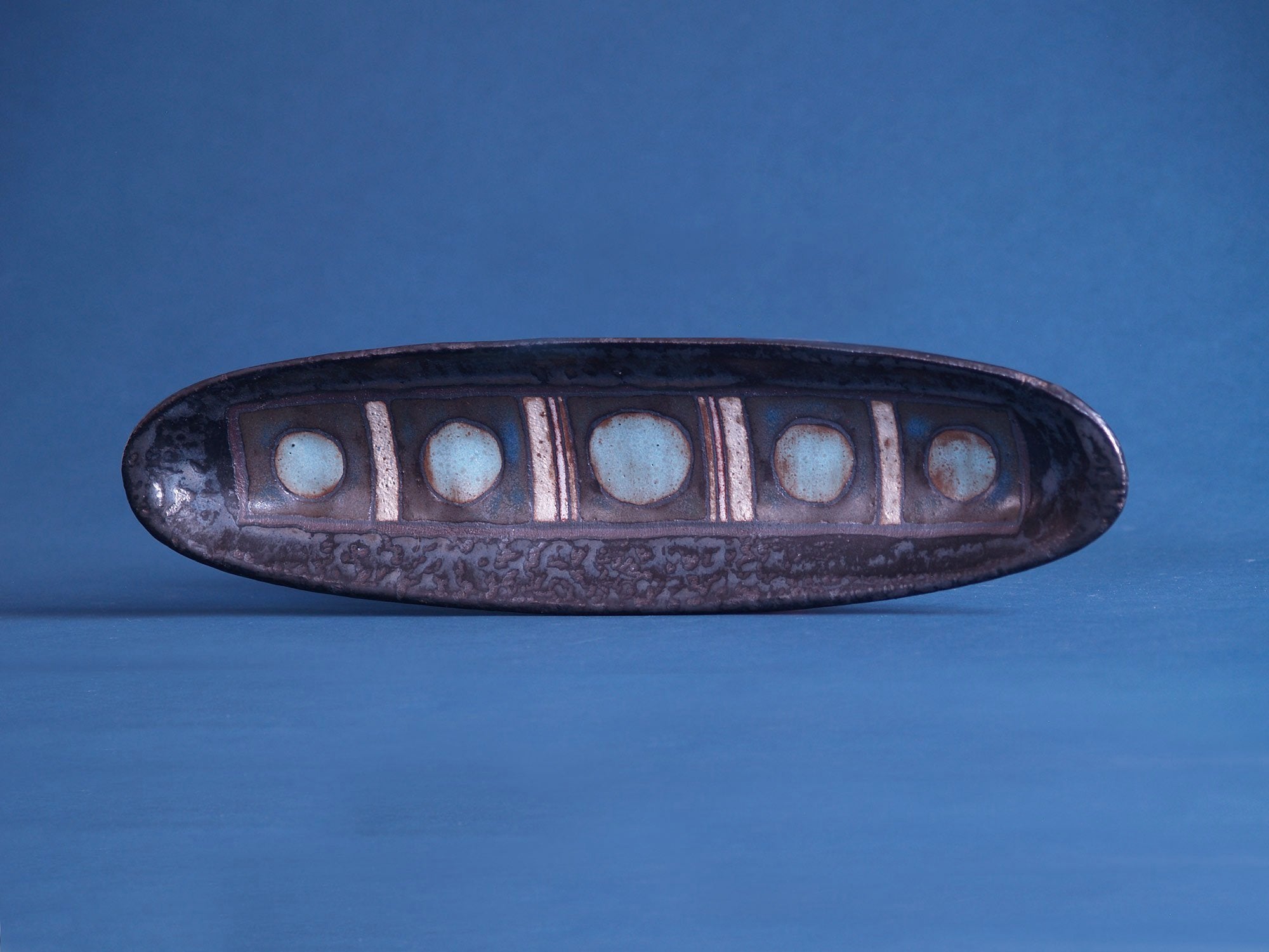 Coupe navette de Rogier Vandeweghe pour Amphora, Belgique (vers 1965)..Boatshaped bowl by Rogier Vandeweghe for Amphora, Belgium (circa 1965)