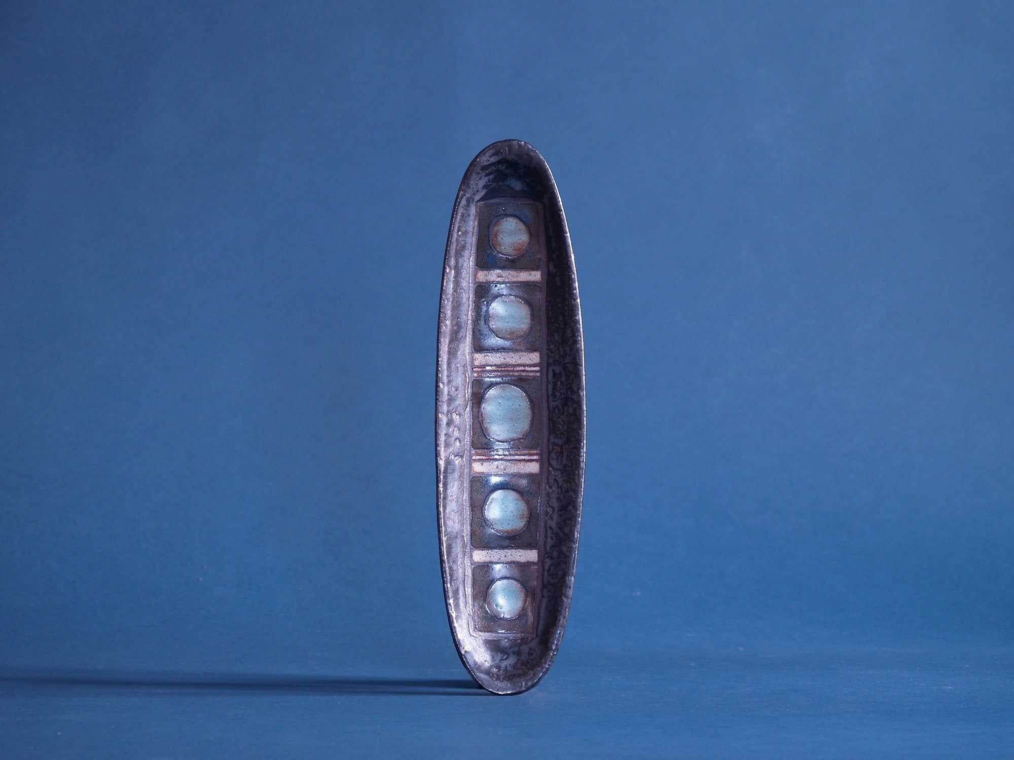 Coupe navette de Rogier Vandeweghe pour Amphora, Belgique (vers 1965)..Boatshaped bowl by Rogier Vandeweghe for Amphora, Belgium (circa 1965)