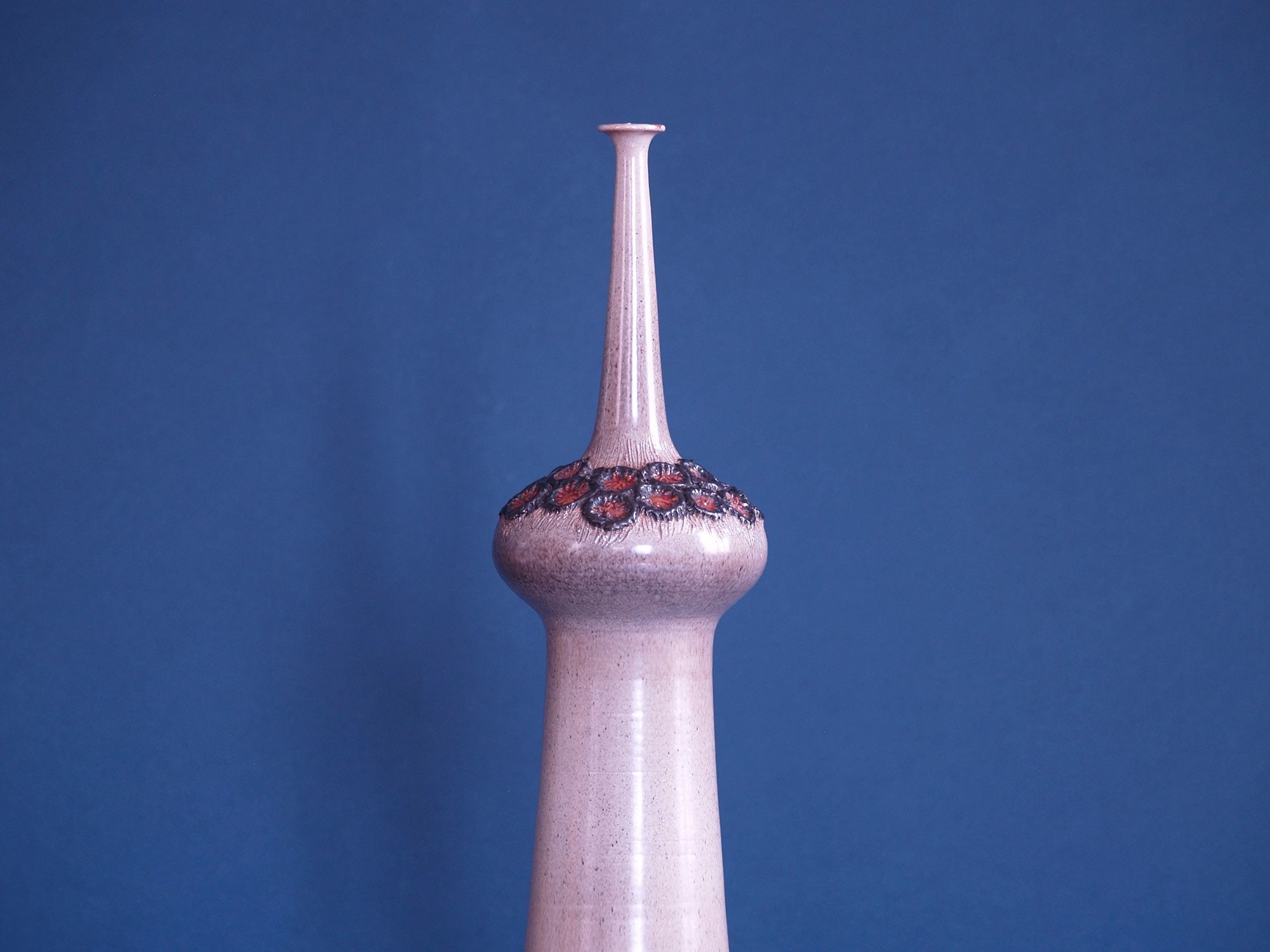 Grand vase bouteille par Elisabeth Vandeweghe pour Perignem, Belgique (vers 1970)..Outstanding bottle-shaped Elisabeth Vandeweghe Vase by Perignem, Belgium (circa 1970)