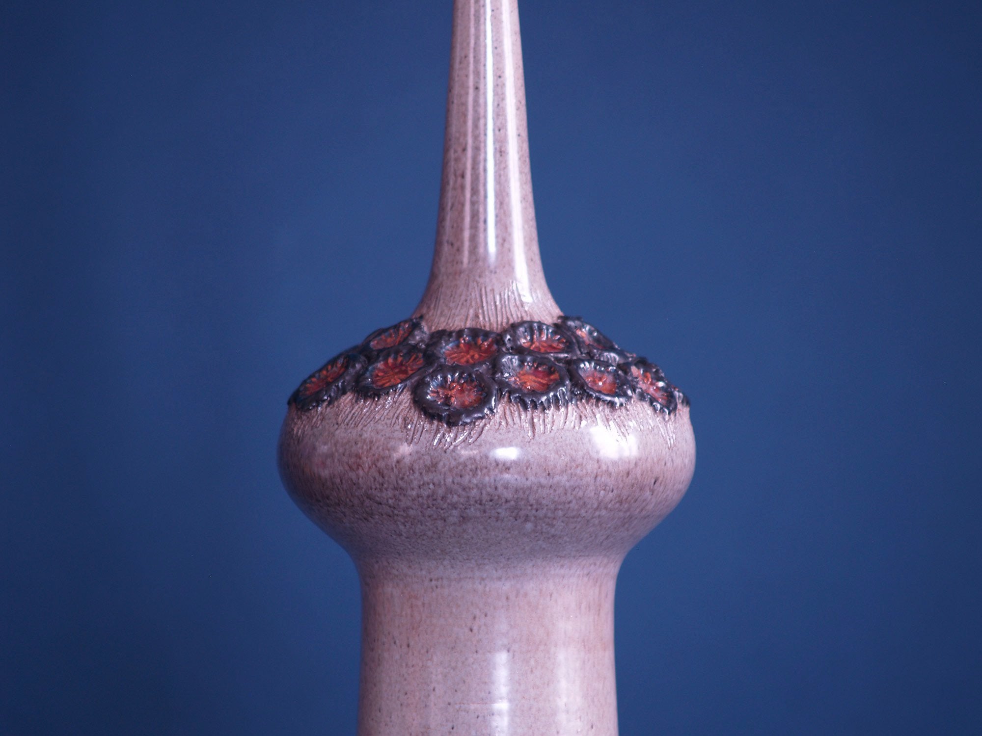 Grand vase bouteille par Elisabeth Vandeweghe pour Perignem, Belgique (vers 1970)..Outstanding bottle-shaped Elisabeth Vandeweghe Vase by Perignem, Belgium (circa 1970)